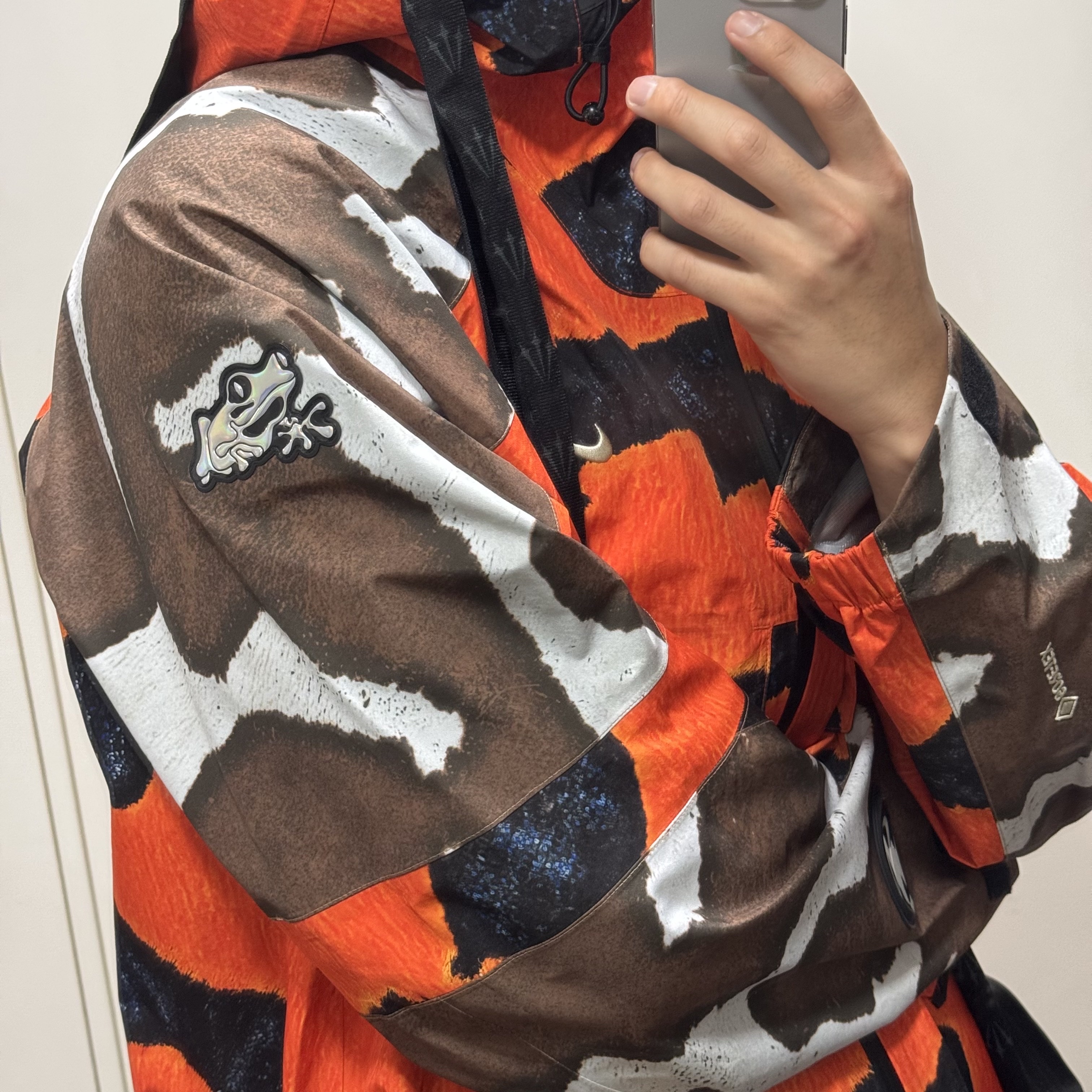 Nike x Drake Nocta Opal Deep Cover Gore-Tex Jacket Safety Orange (FZ3253-819) 착용 스타일 - 2