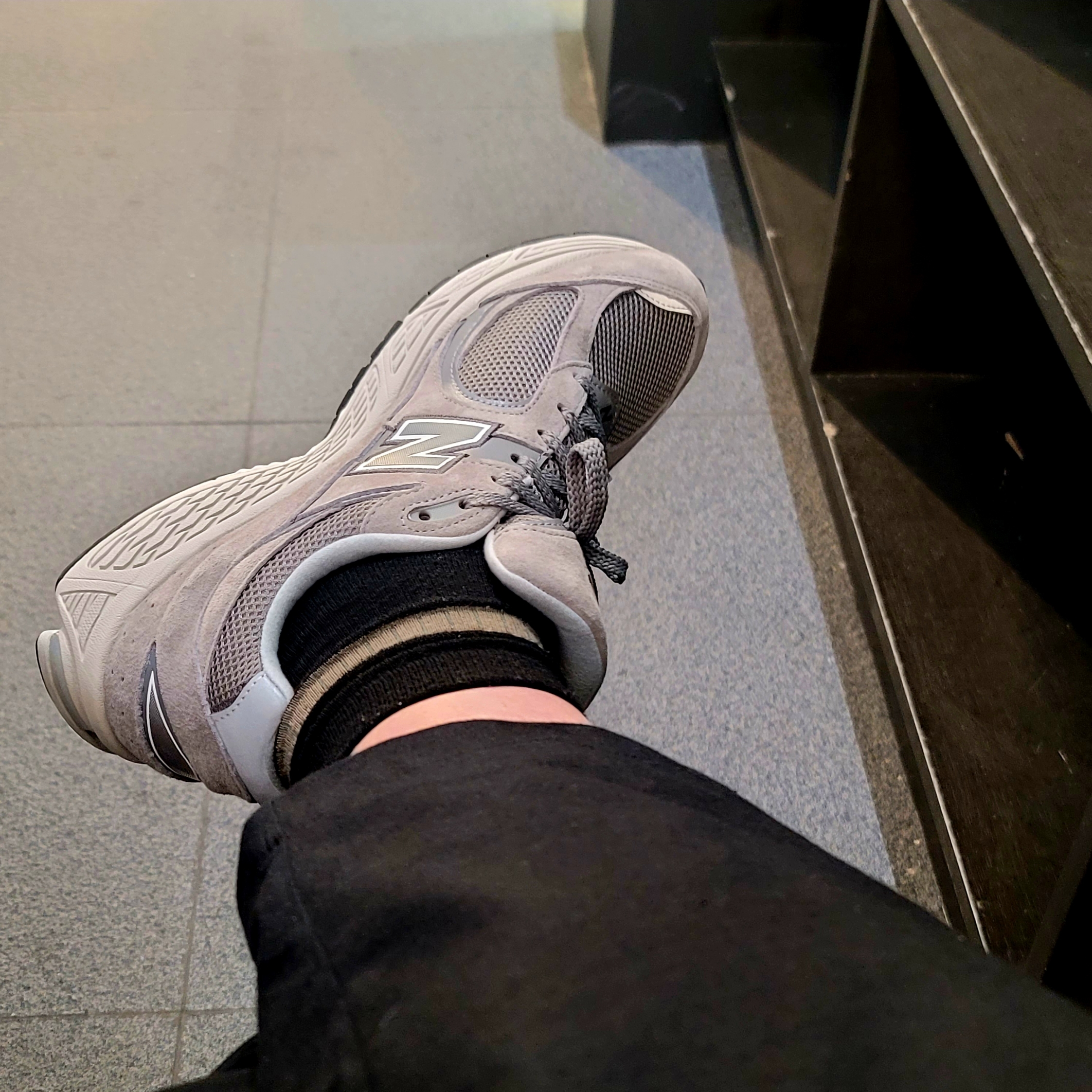 New Balance 2002R Grey 착용 스타일 - 3