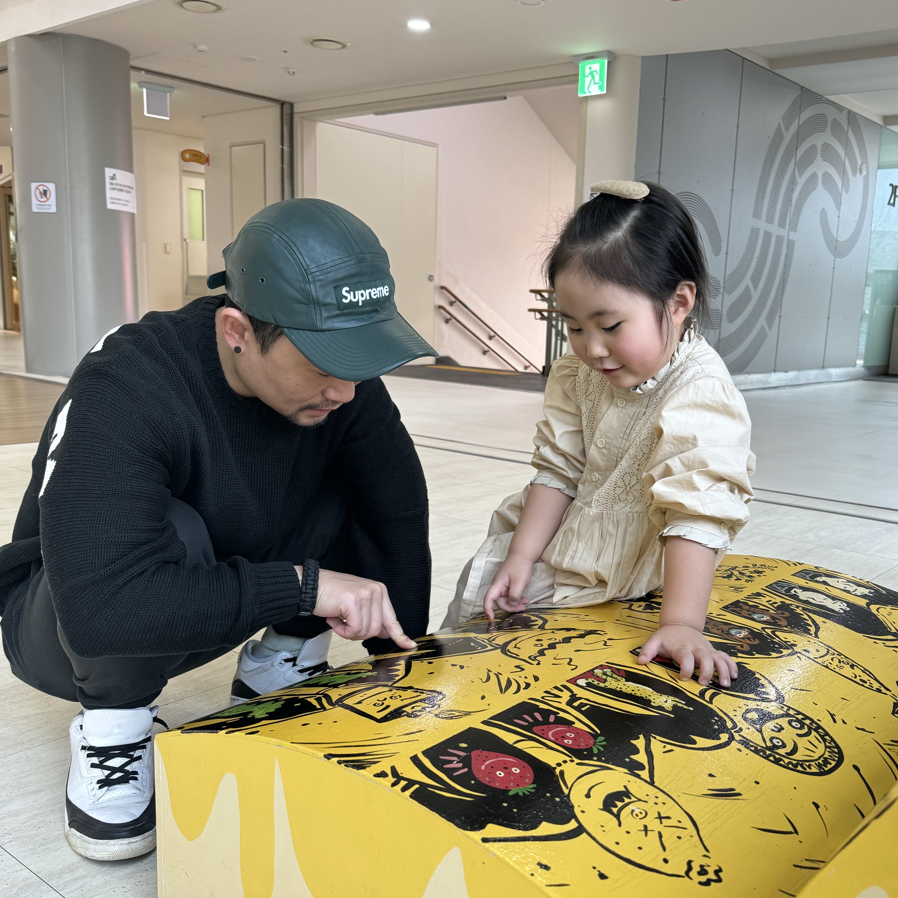 Supreme Back Logo Sweater Black - 20SS, Supreme Leather Camp Cap Green - 21SS 착용 스타일