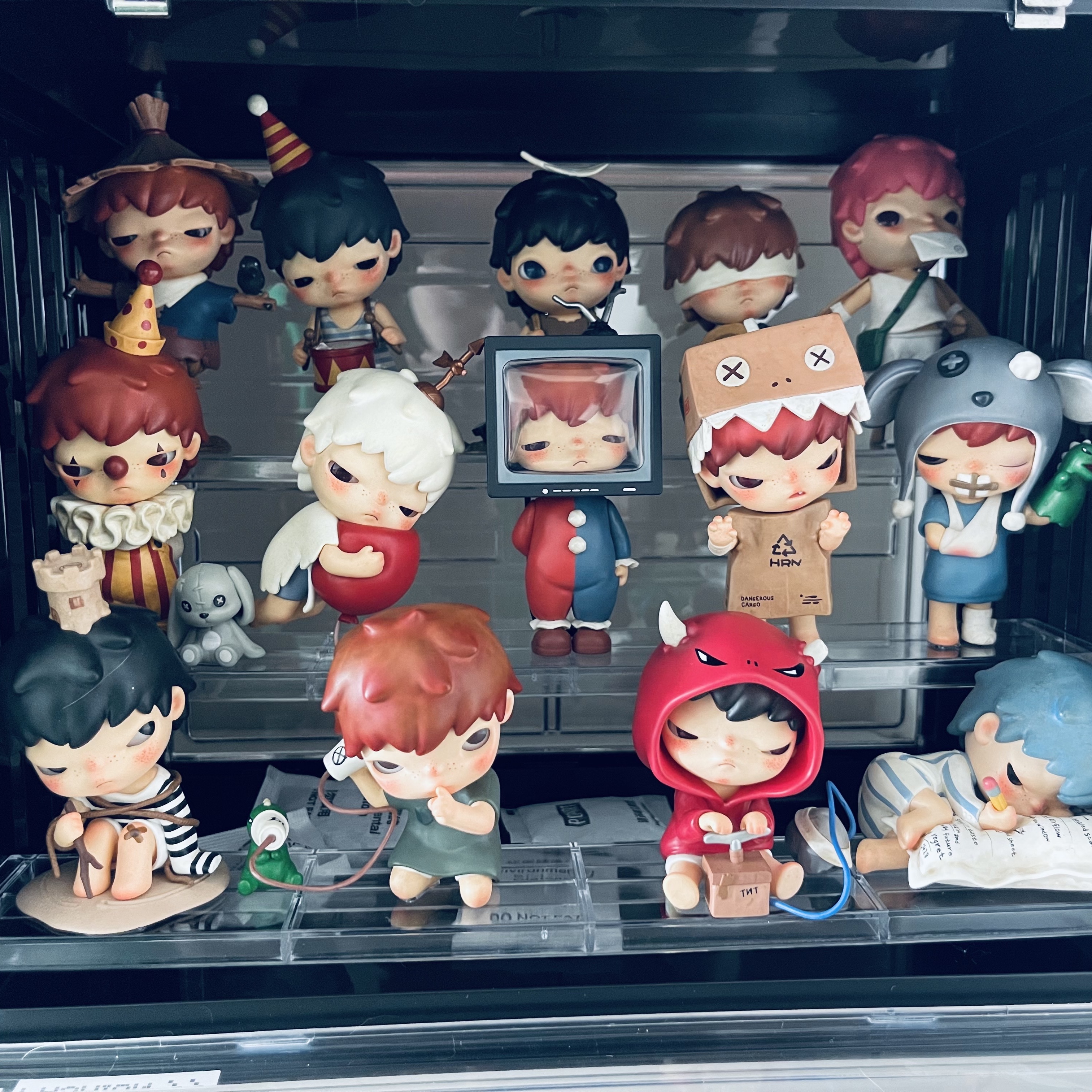 Pop Mart Hirono Mime Series Sealed Case (12 Blind Boxes) 착용 스타일