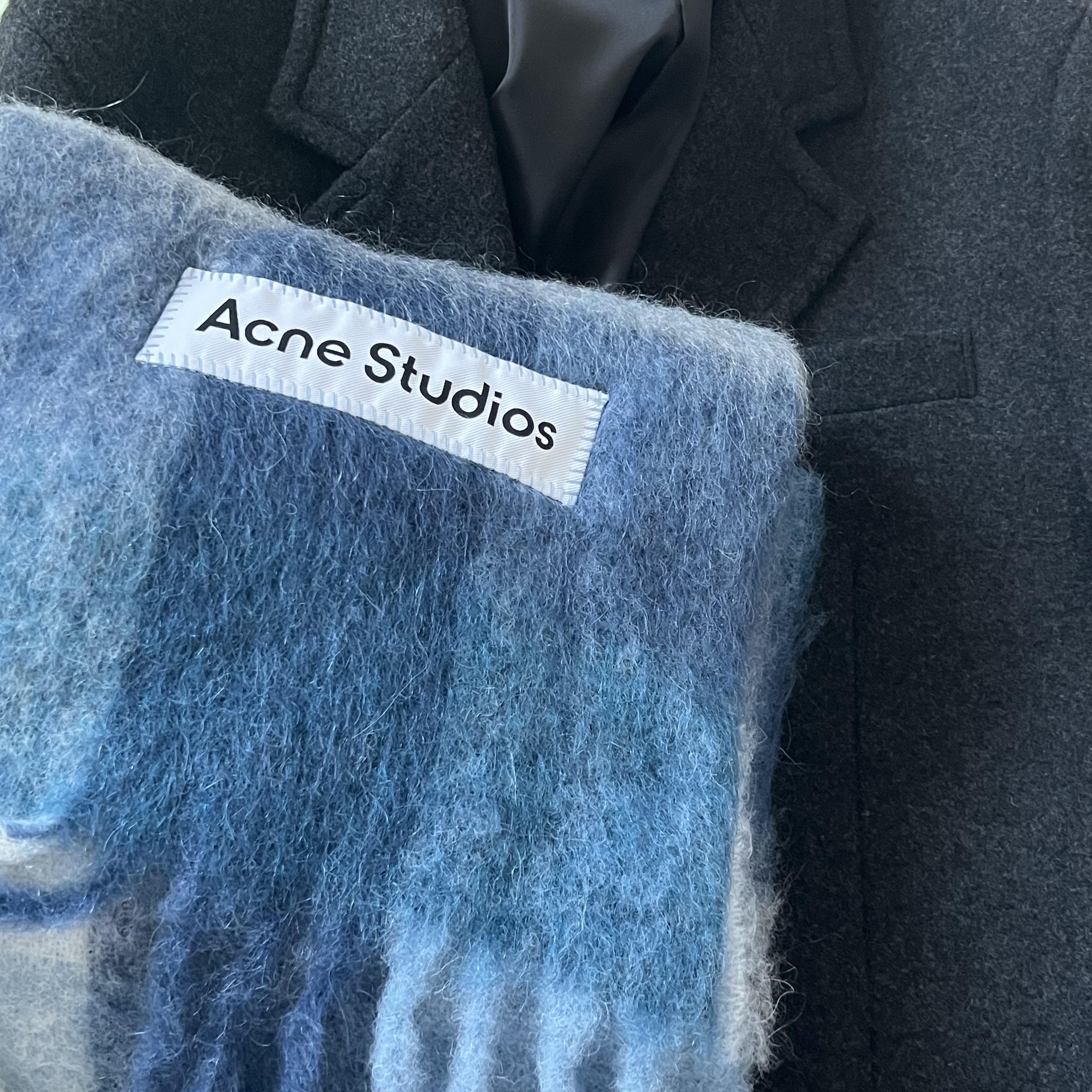Acne Studios Mohair Checked Muffler Indigo Grey Light Blue, Matin Kim Baby Cargo Allday Backpack Light Grey 착용 스타일 - 3
