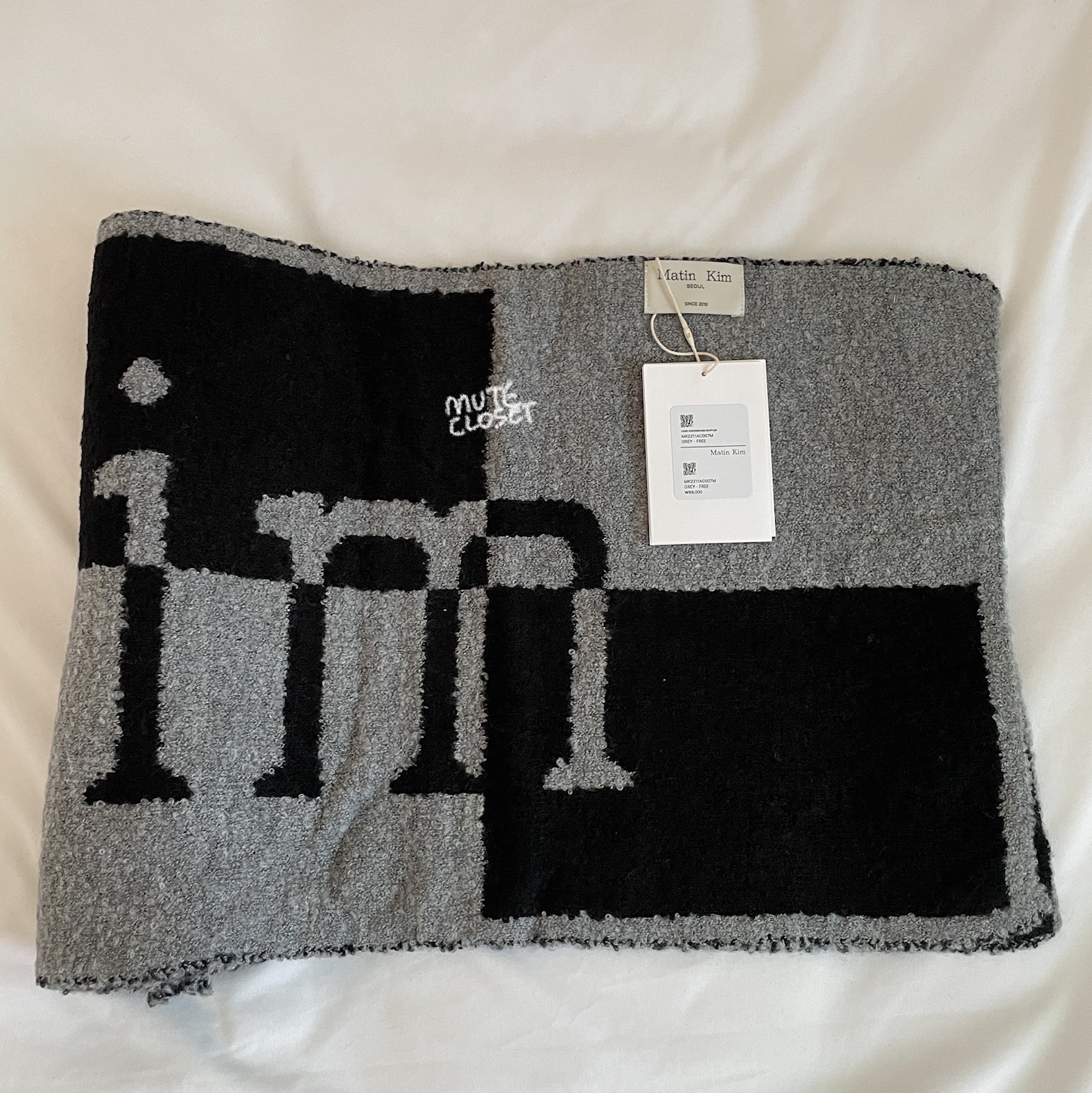 Matin Kim Logo Checkboard Muffler Grey 착용 스타일