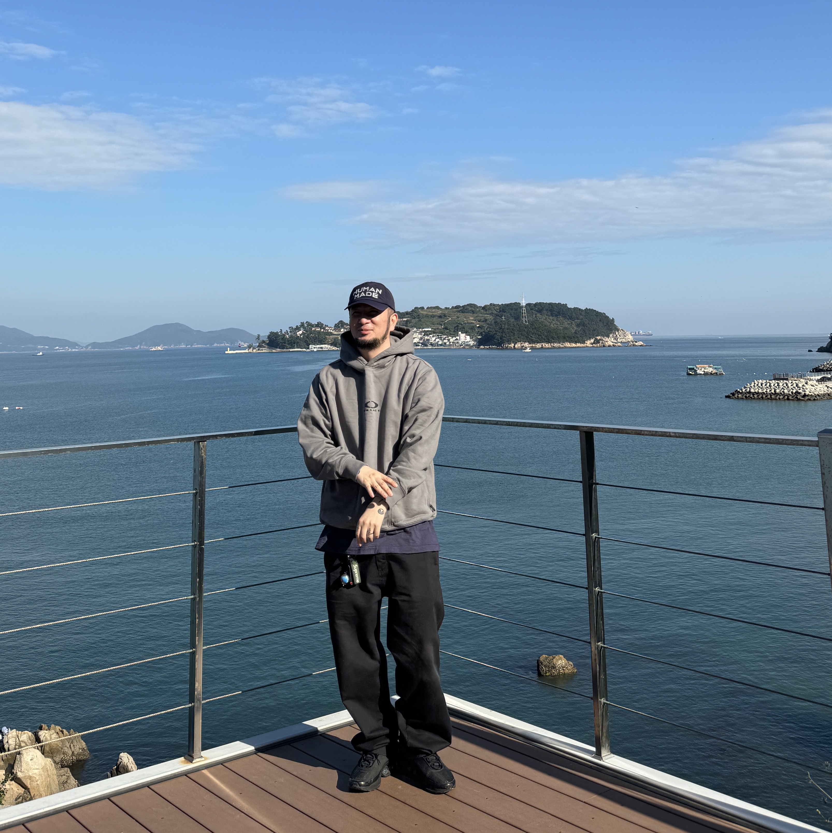 Palace x Oakley Hood Grey - 23SS 착용 스타일 - 1