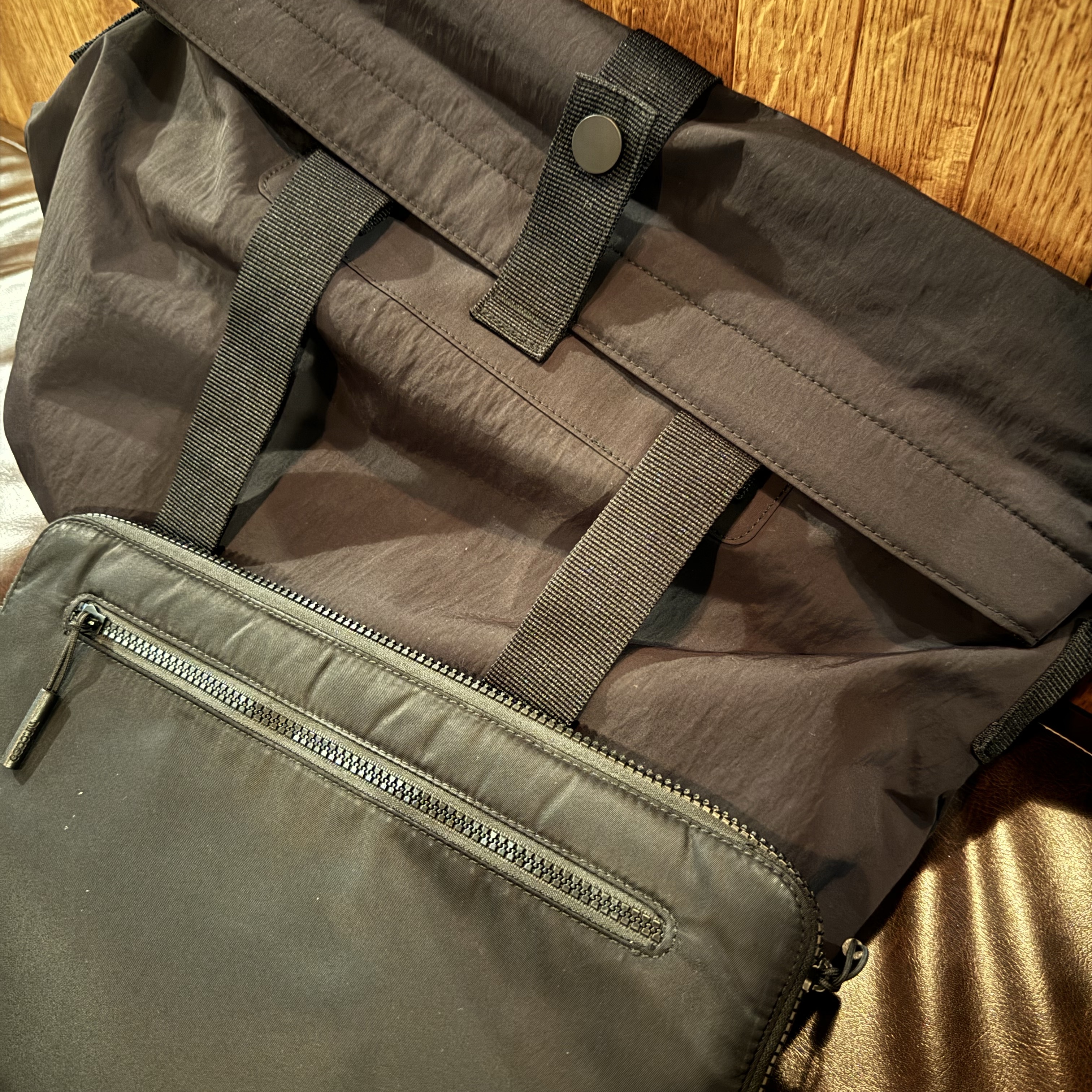 Uniqlo U Roll Bag Black 착용 스타일