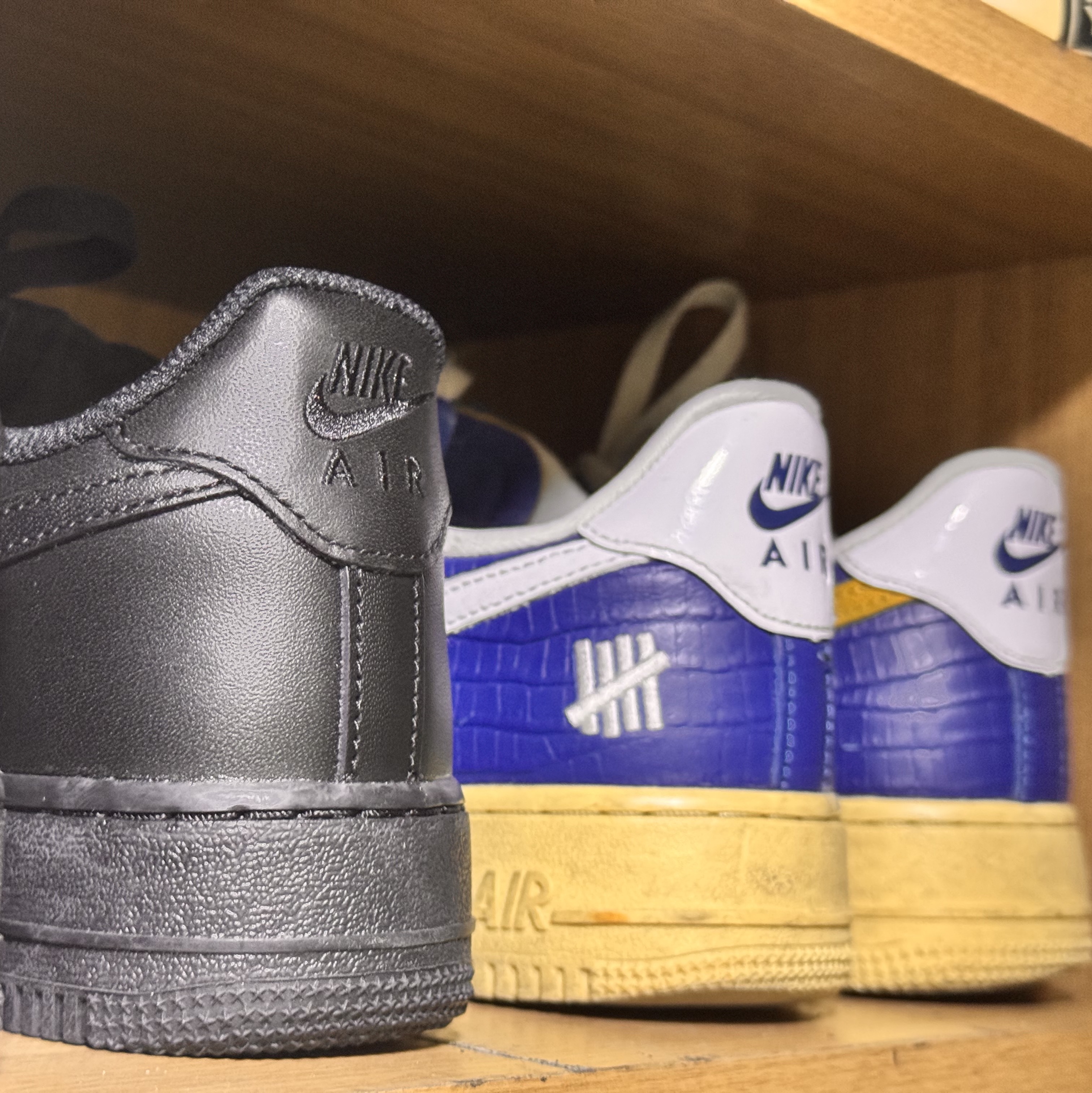 Nike Air Force 1 '07 Low Triple Black, Nike x Undefeated Air Force 1 Low SP 5 On It Court Blue 착용 스타일