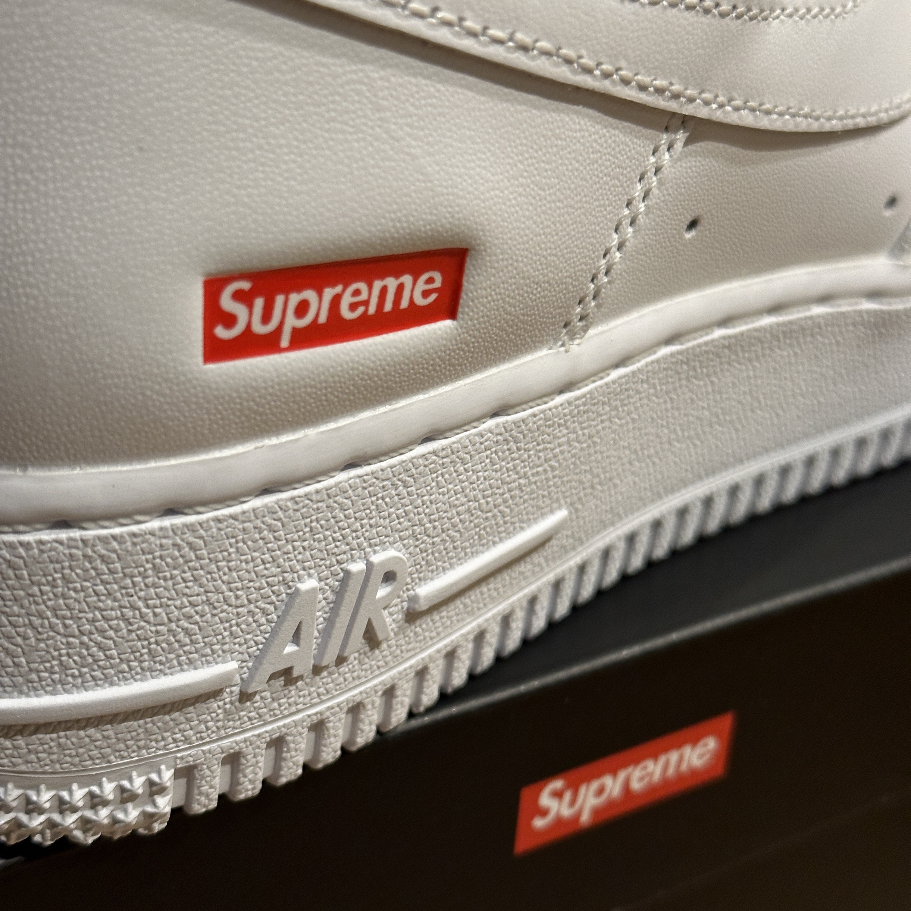 Nike x Supreme Air Force 1 Low White, Supreme Hanes Crew Socks White (4 Pack) 착용 스타일 - 2
