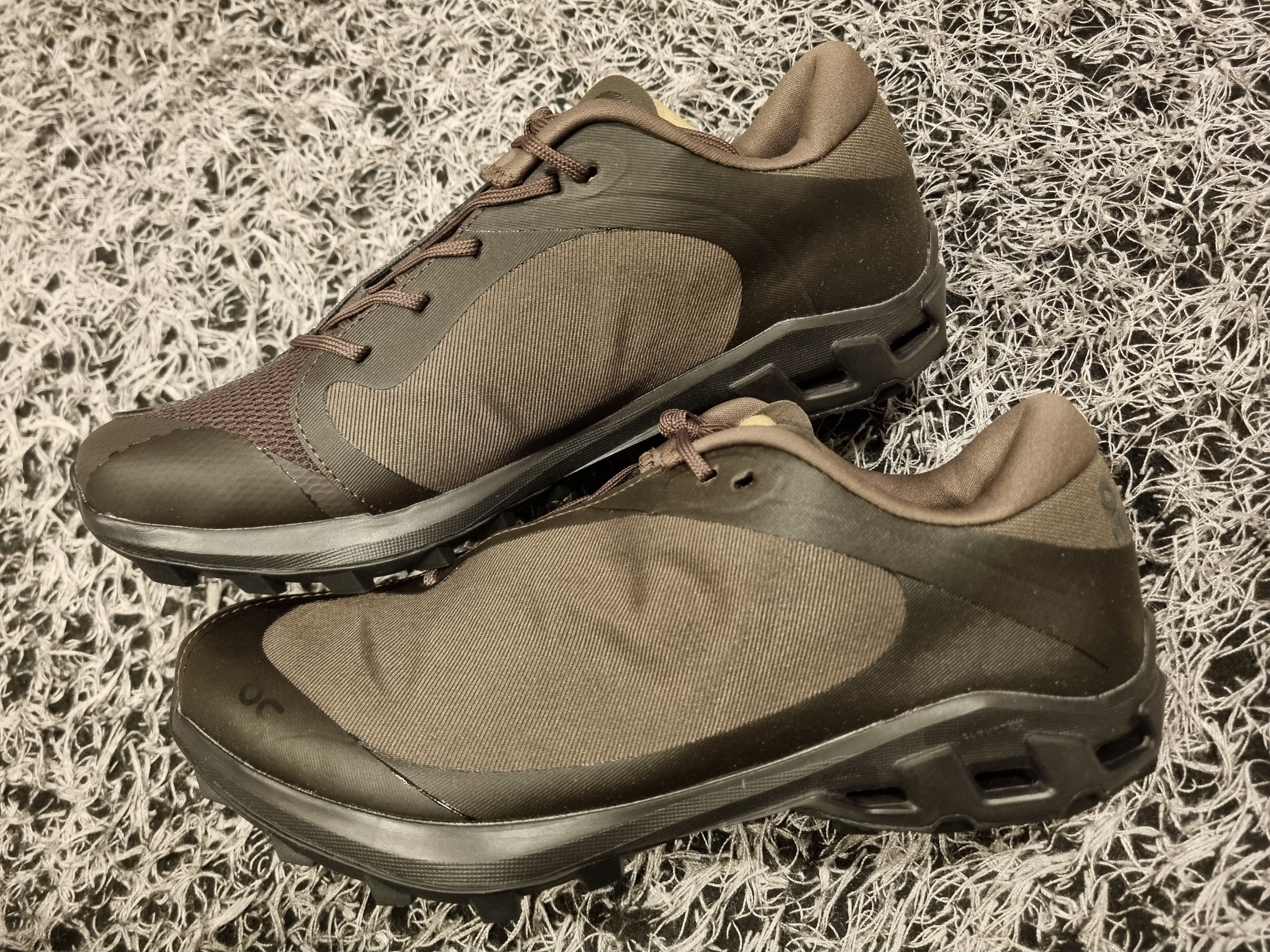 (W) On Running x Post Archive Faction (Paf) Cloudventure Peak Cacao Espresso 착용 스타일 - 2