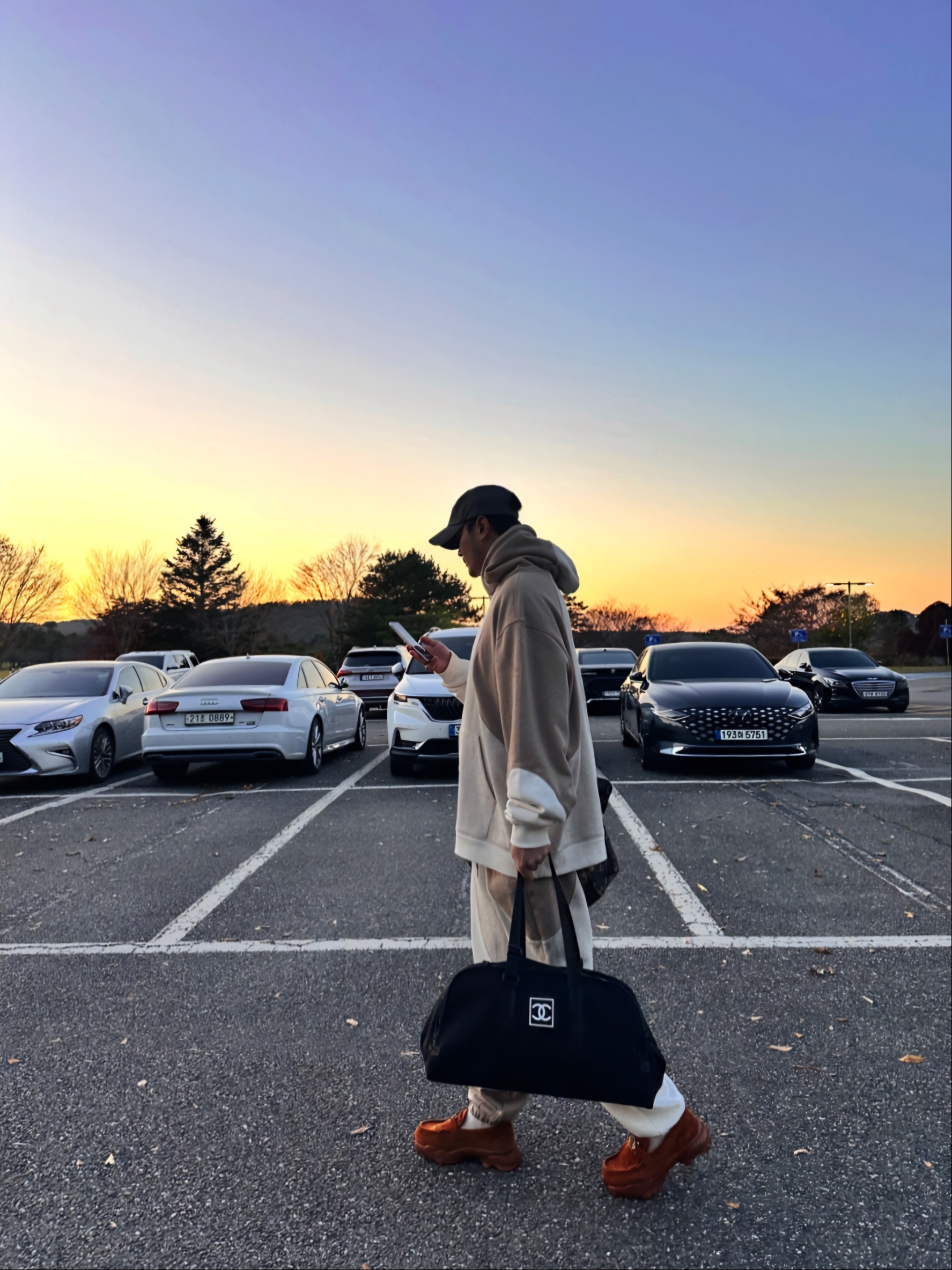 Puma x Palomo Nitefox Suede Loafer Teak, Balenciaga Circuit Sneaker White Silver 착용 스타일 - 1