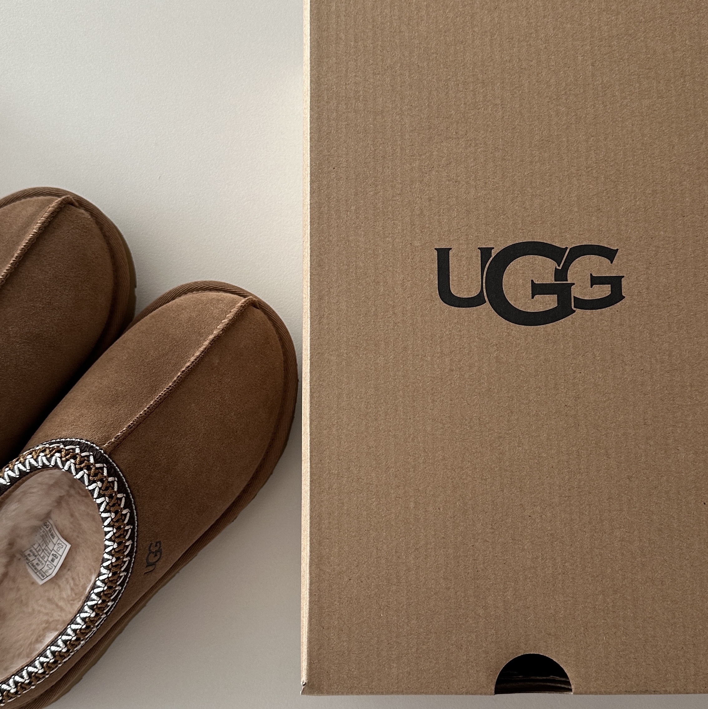 (W) UGG Tasman Slipper Chestnut 착용 스타일