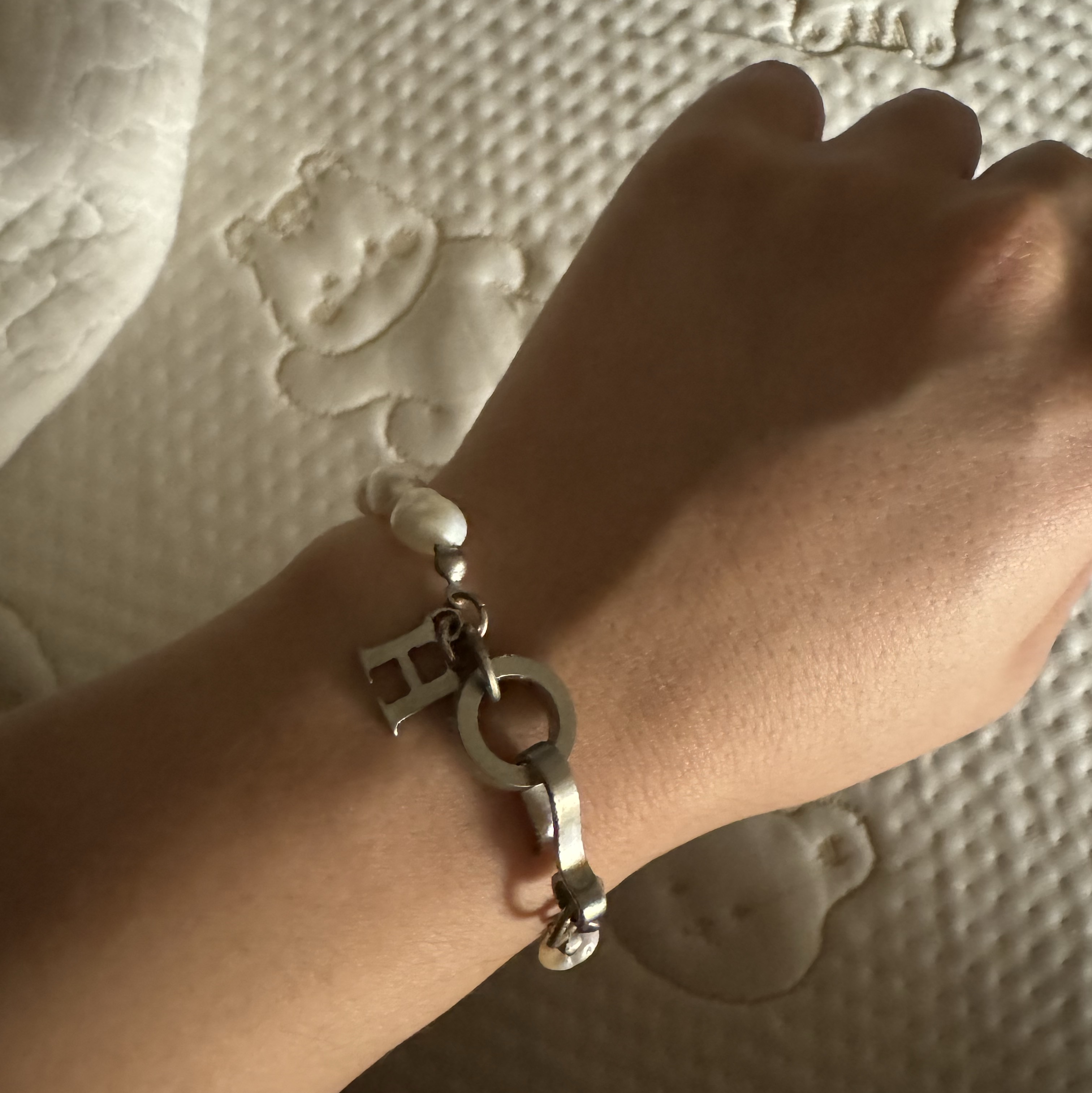 [KREAM 단독] Haleine Pearl Mixed Bracelet 착용 스타일