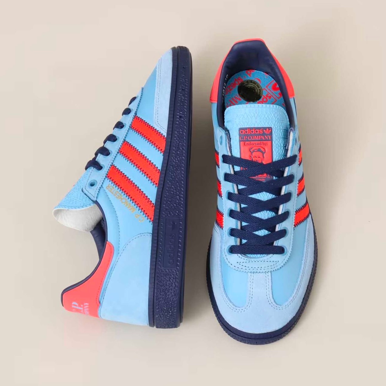 Adidas x C.P. Company Manchester Spezial Light Blue Bright Red 착용 스타일 - 4