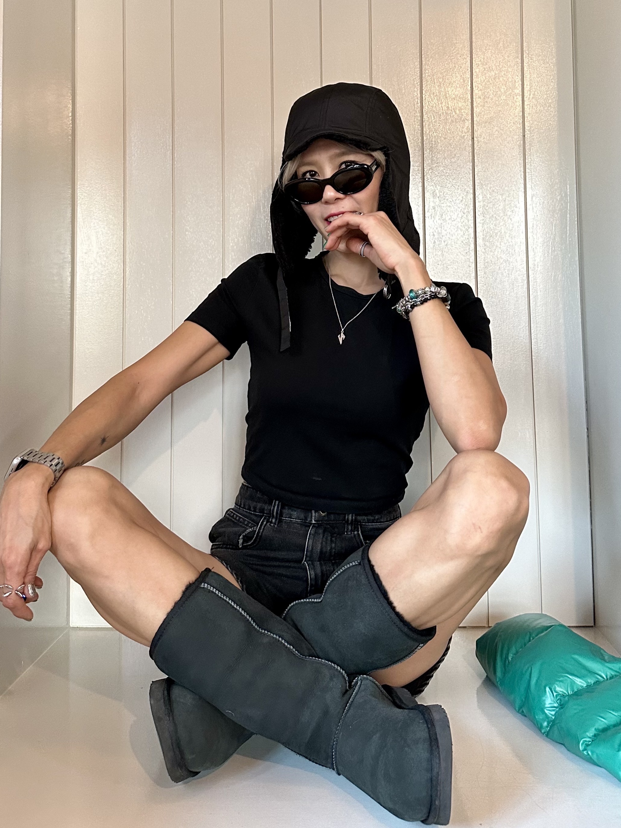 (W) UGG Classic Tall II Boot Black, Gentle Monster Le 01 Black 착용 스타일 - 1