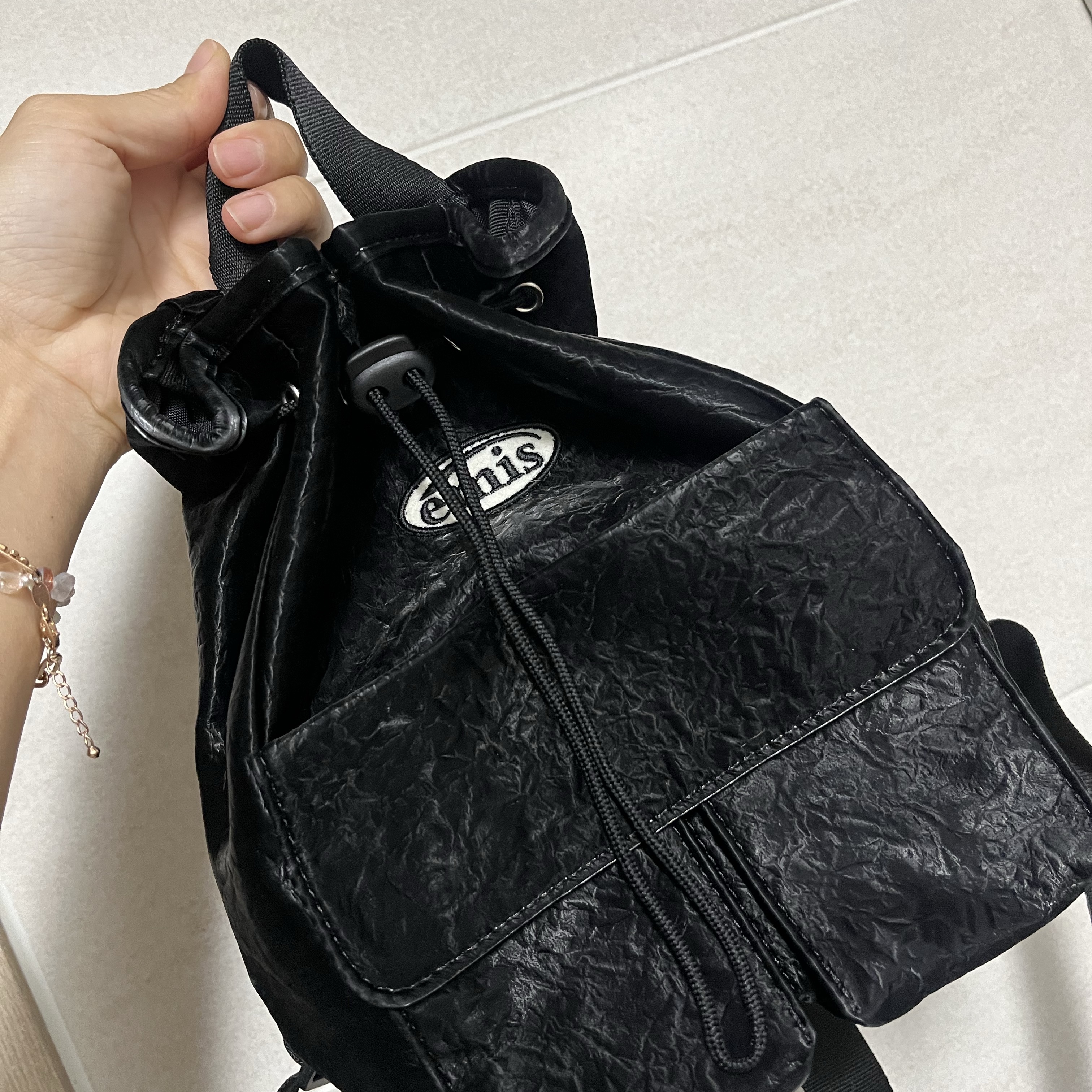 Emis Mini Wappen Pocket Backpack Black 착용 스타일
