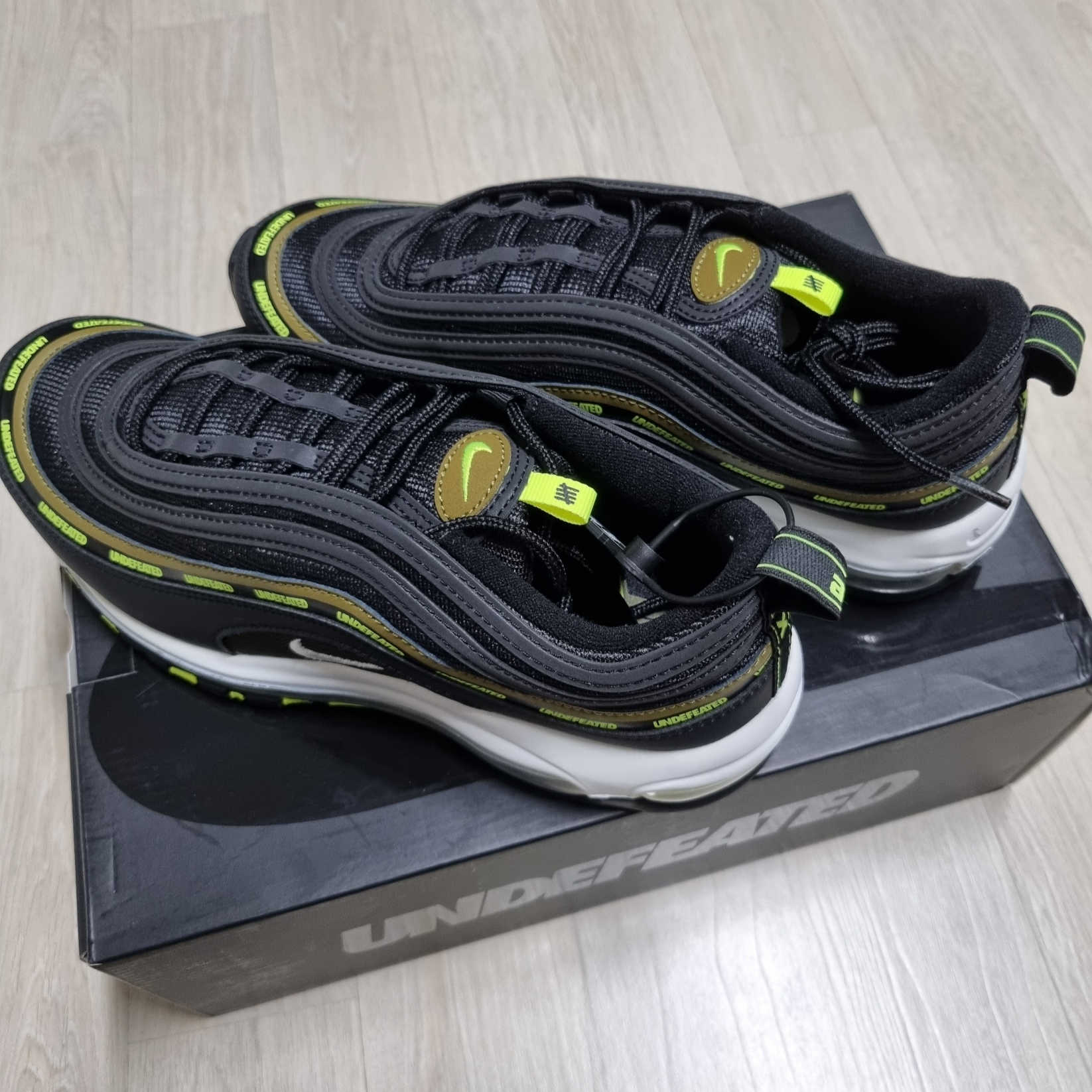 Nike x Undefeated Air Max 97 Black Volt 착용 스타일