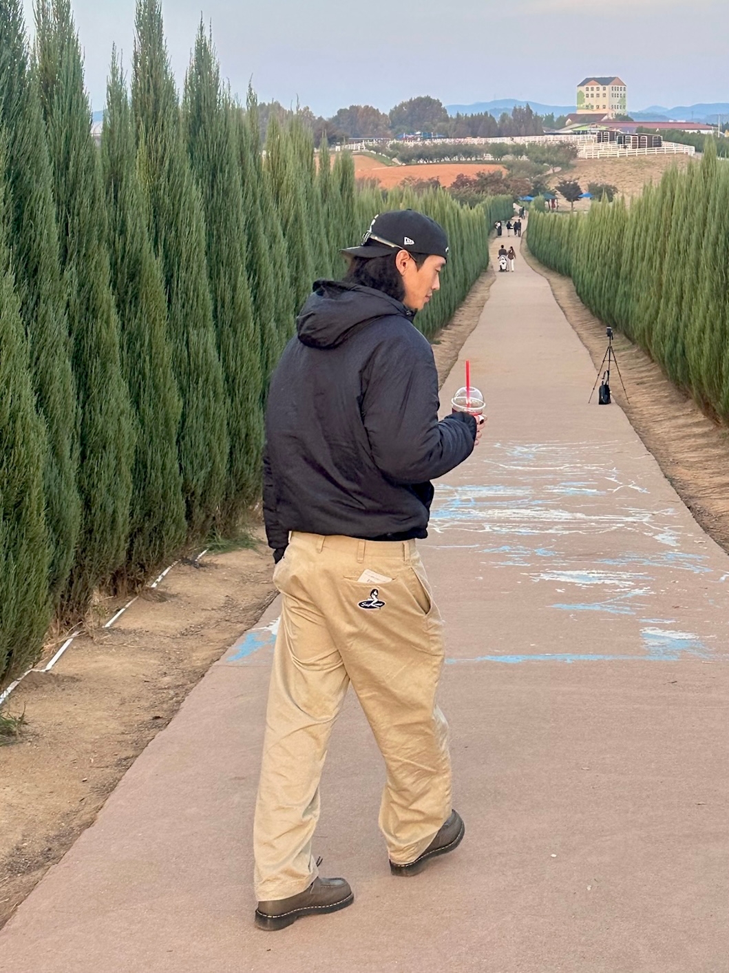 Supreme Gold Cross S Logo New Era Black - 24SS, Supreme Chino Pants Khaki - 23FW 착용 스타일