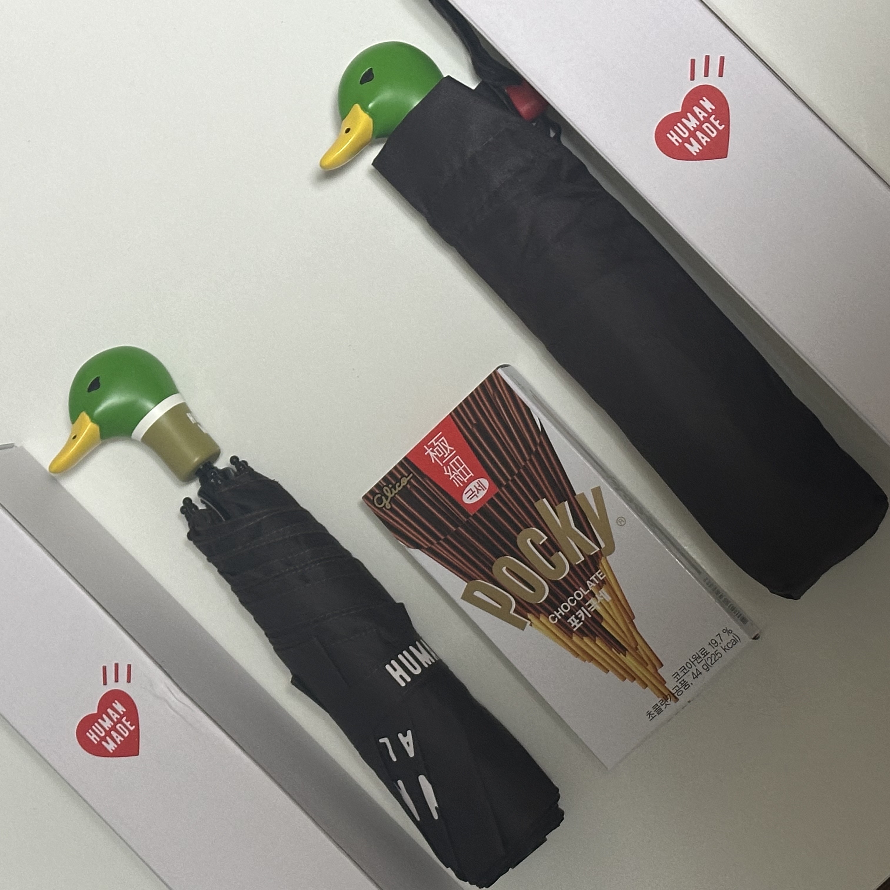 Human Made Duck Compact Umbrella Brown 착용 스타일