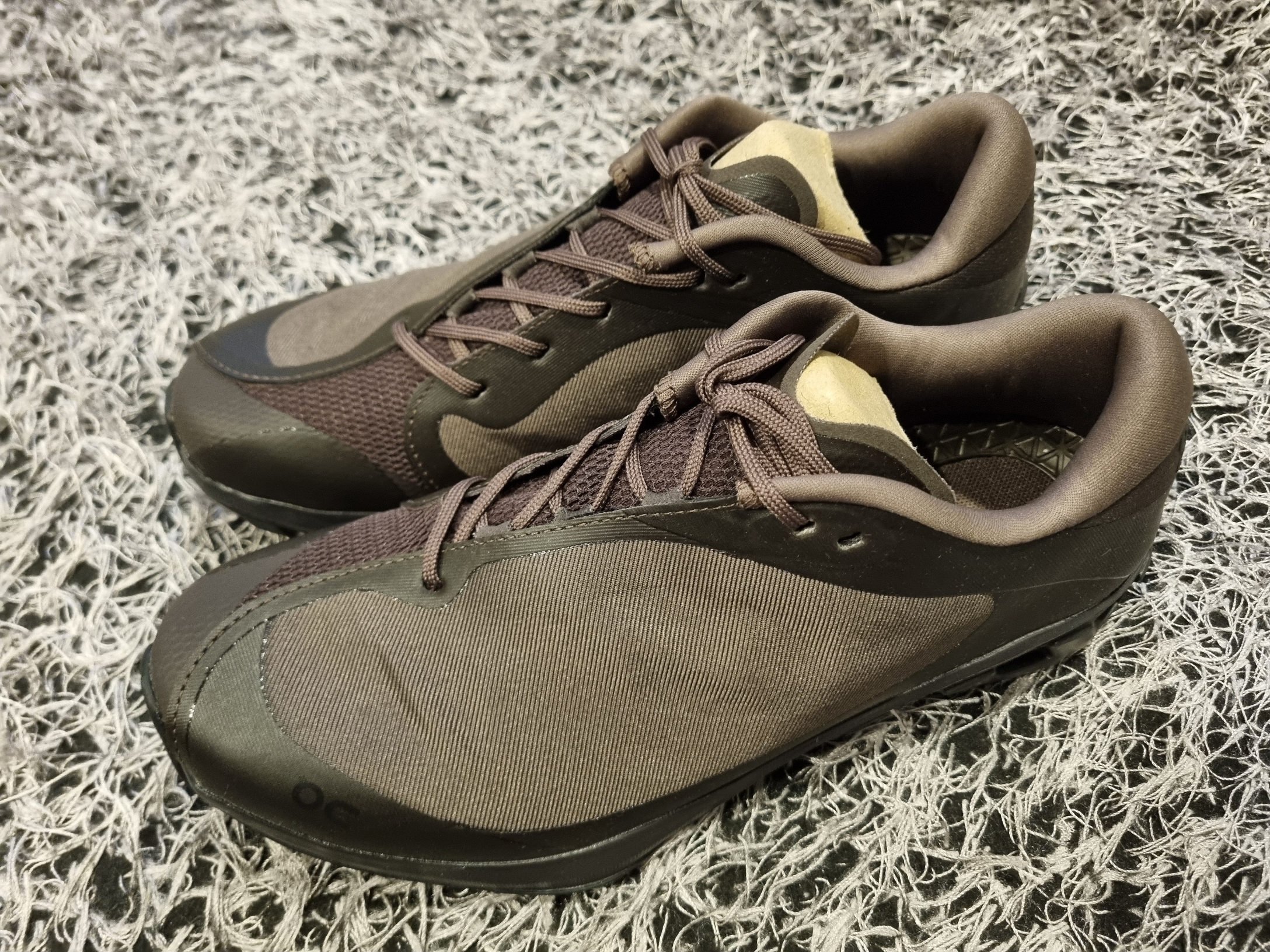 (W) On Running x Post Archive Faction (Paf) Cloudventure Peak Cacao Espresso 착용 스타일 - 1
