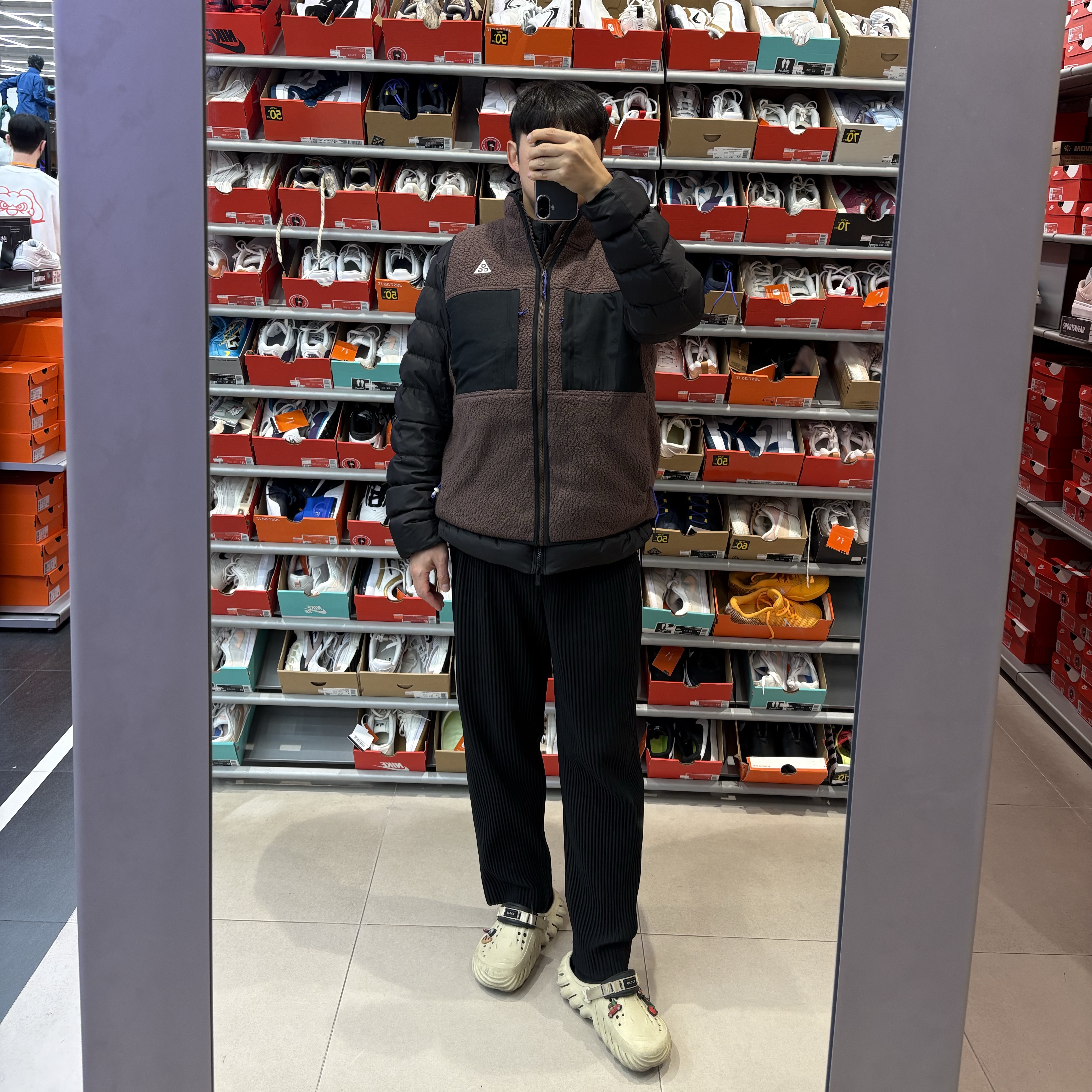 Nike ACG Arctic Wolf Vest Baroque Brown - Asia, Crocs Echo Clog Bone Black 착용 스타일