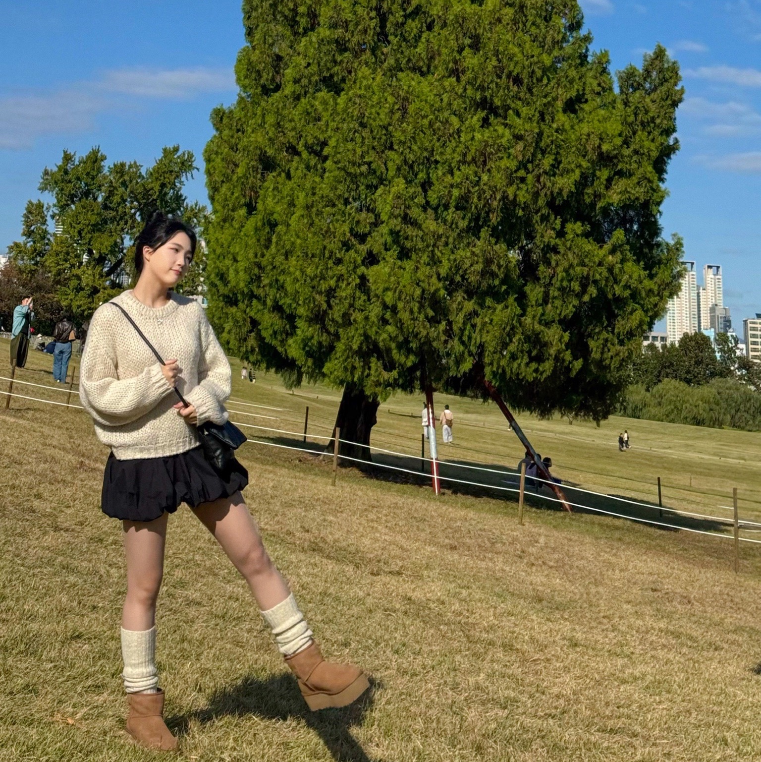 (W) UGG Classic Mini Platform Boots Chestnut 착용 스타일 - 1