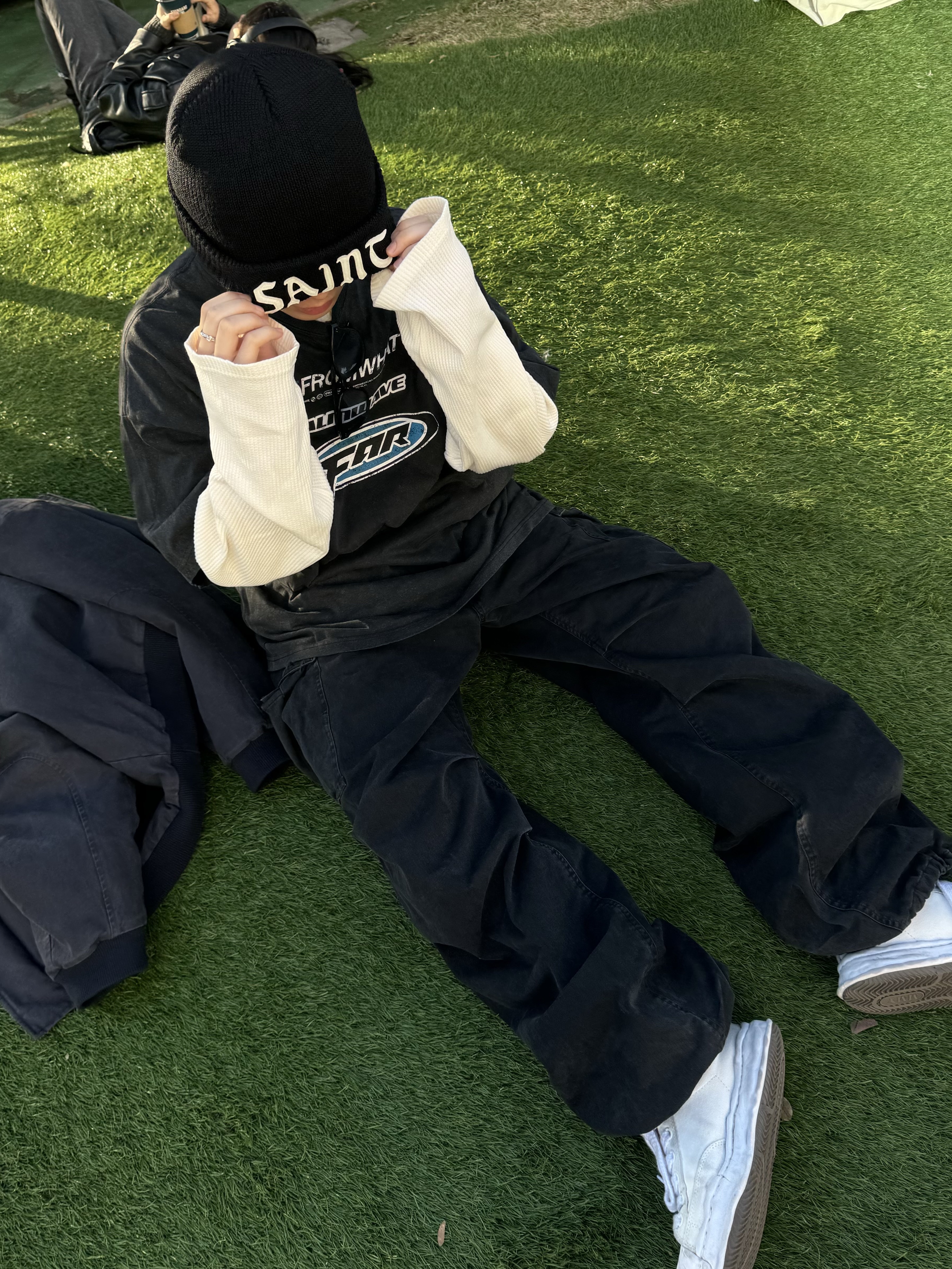 Saint Mxxxxxx Saint Knit Cap Black - 24AW, Farfromwhat Far Washed Logo T-Shirt Black 착용 스타일