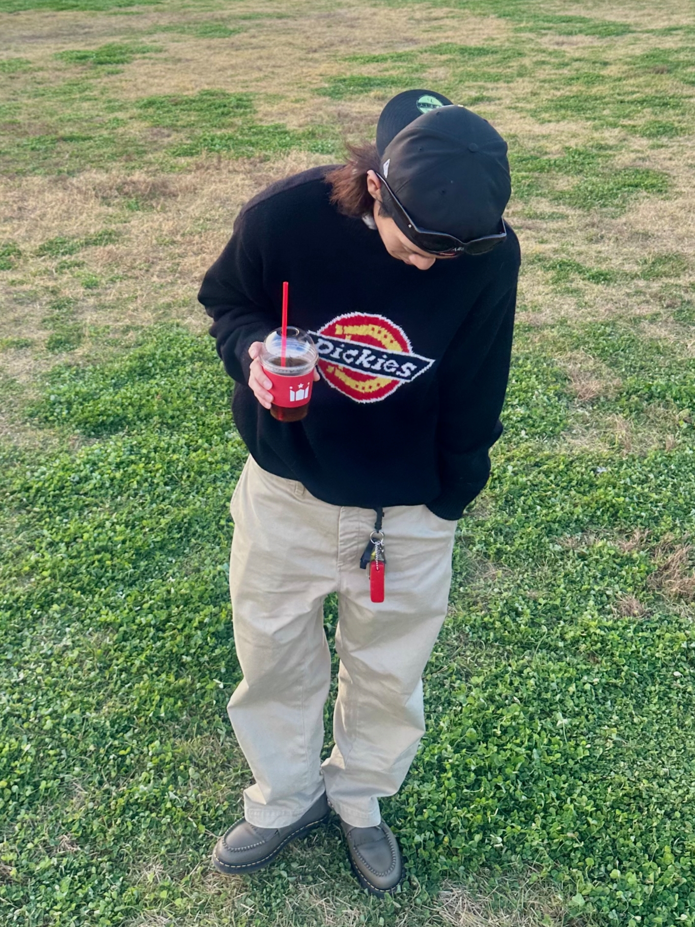 Supreme Chino Pants Khaki - 23FW, Supreme Gold Cross S Logo New Era Black - 24SS 착용 스타일