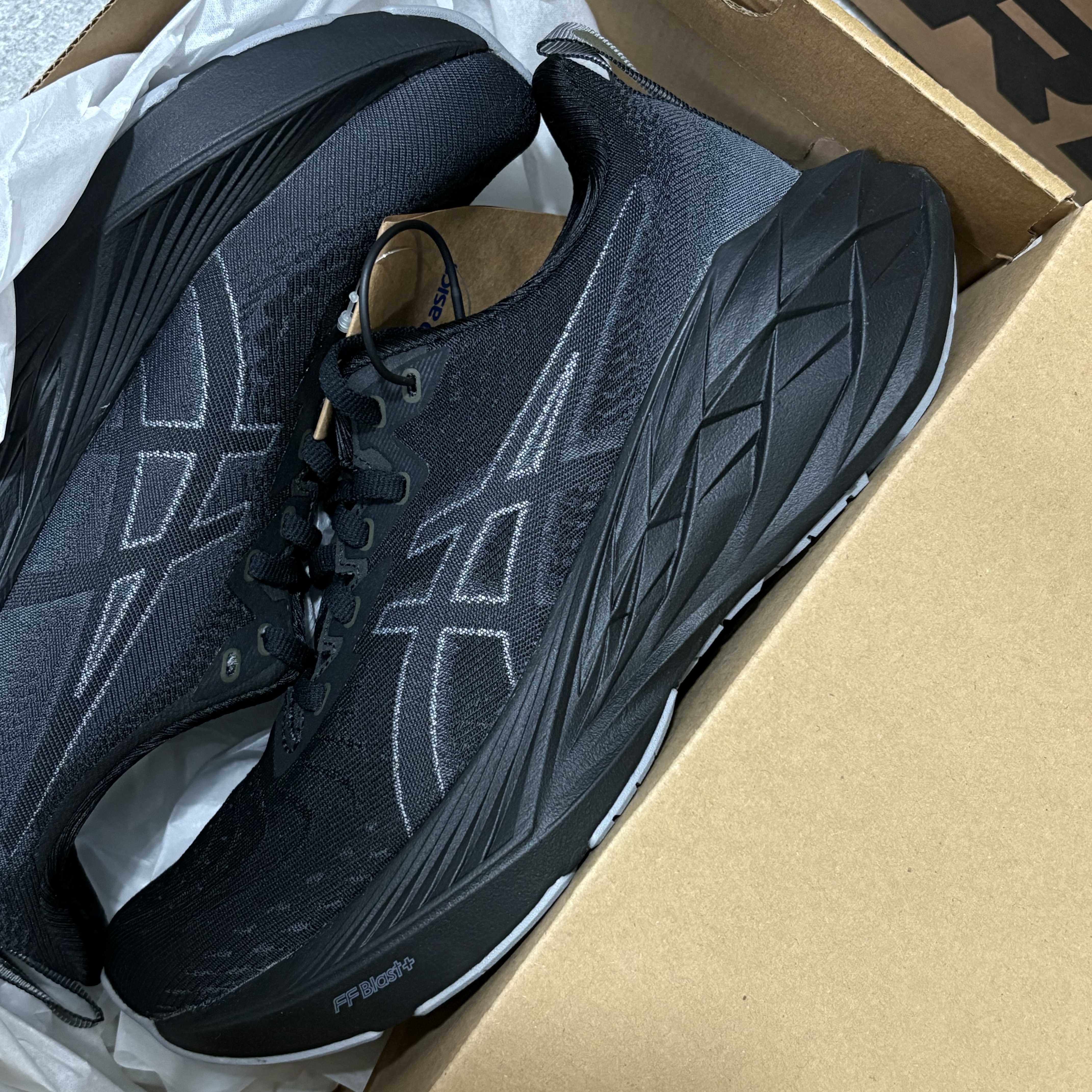(W) Asics Novablast 4 Black Graphite Grey 착용 스타일