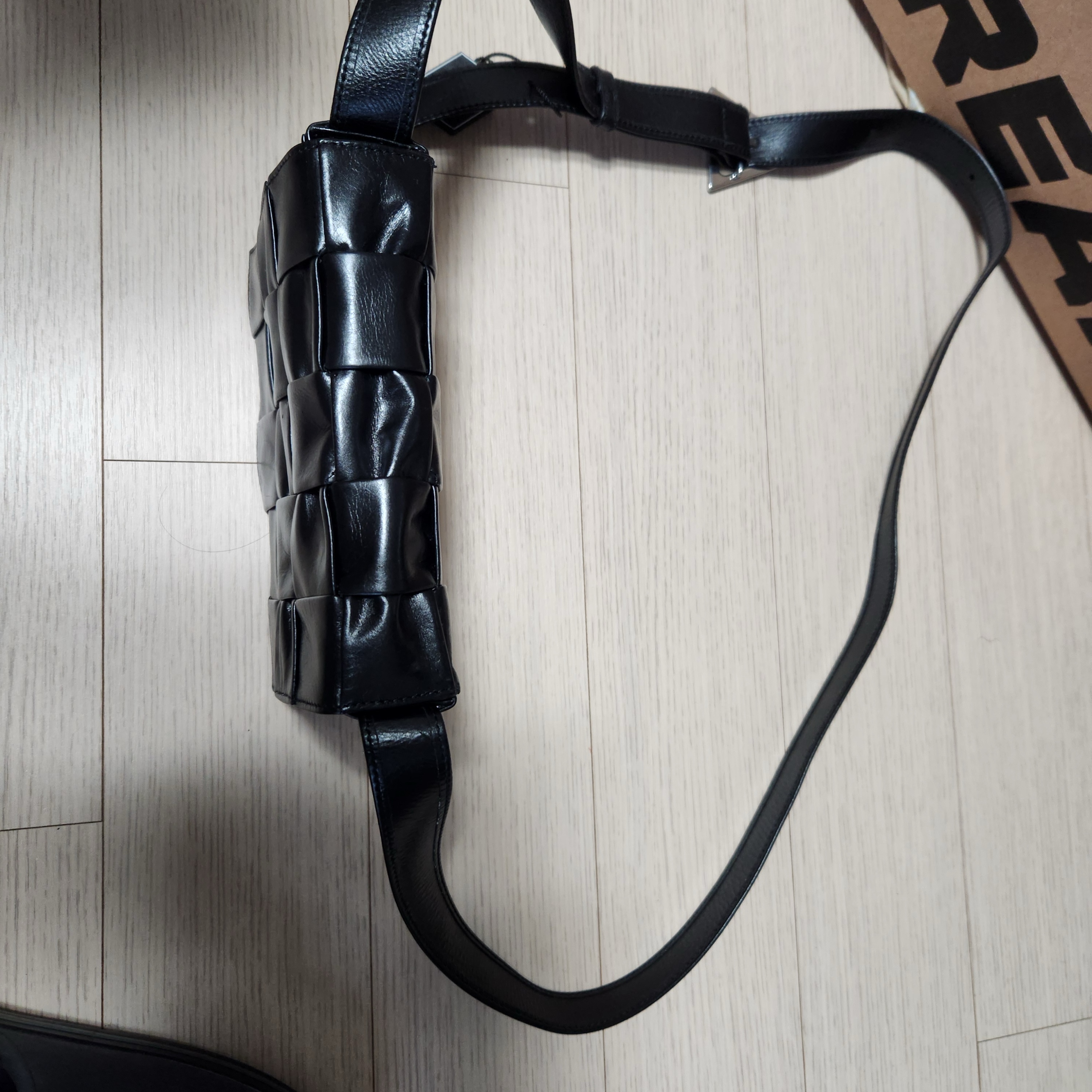 Bottega Veneta Small Leather Cassette Black 착용 스타일 - 1