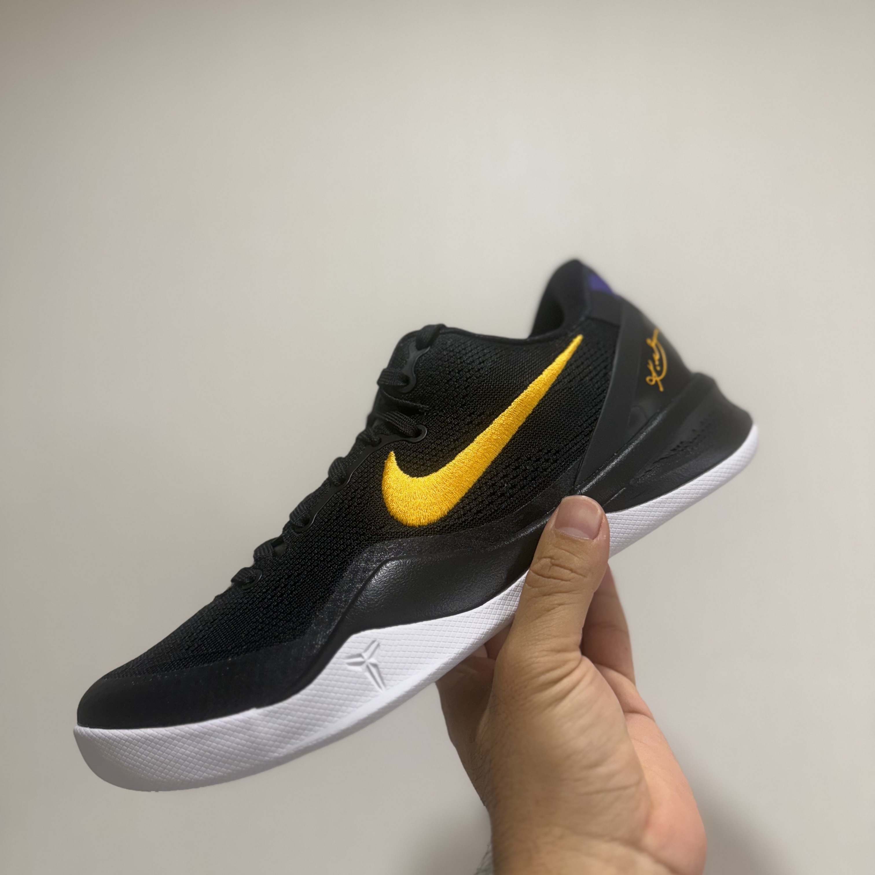 Nike Kobe 8 Protro Black and University Gold 착용 스타일
