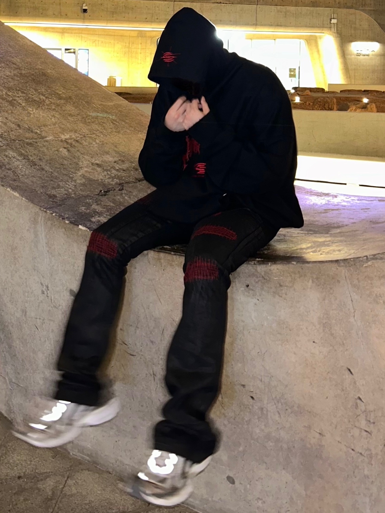 Undermycar x Emostanceclub Deremo Double Logo Oversized Hoodie Toreador - 23FW, Undermycar x Emostanceclub Emoun Destroyed Cowhide Suede Red Stitch Denim Toreador - 23FW 착용 스타일 - 5