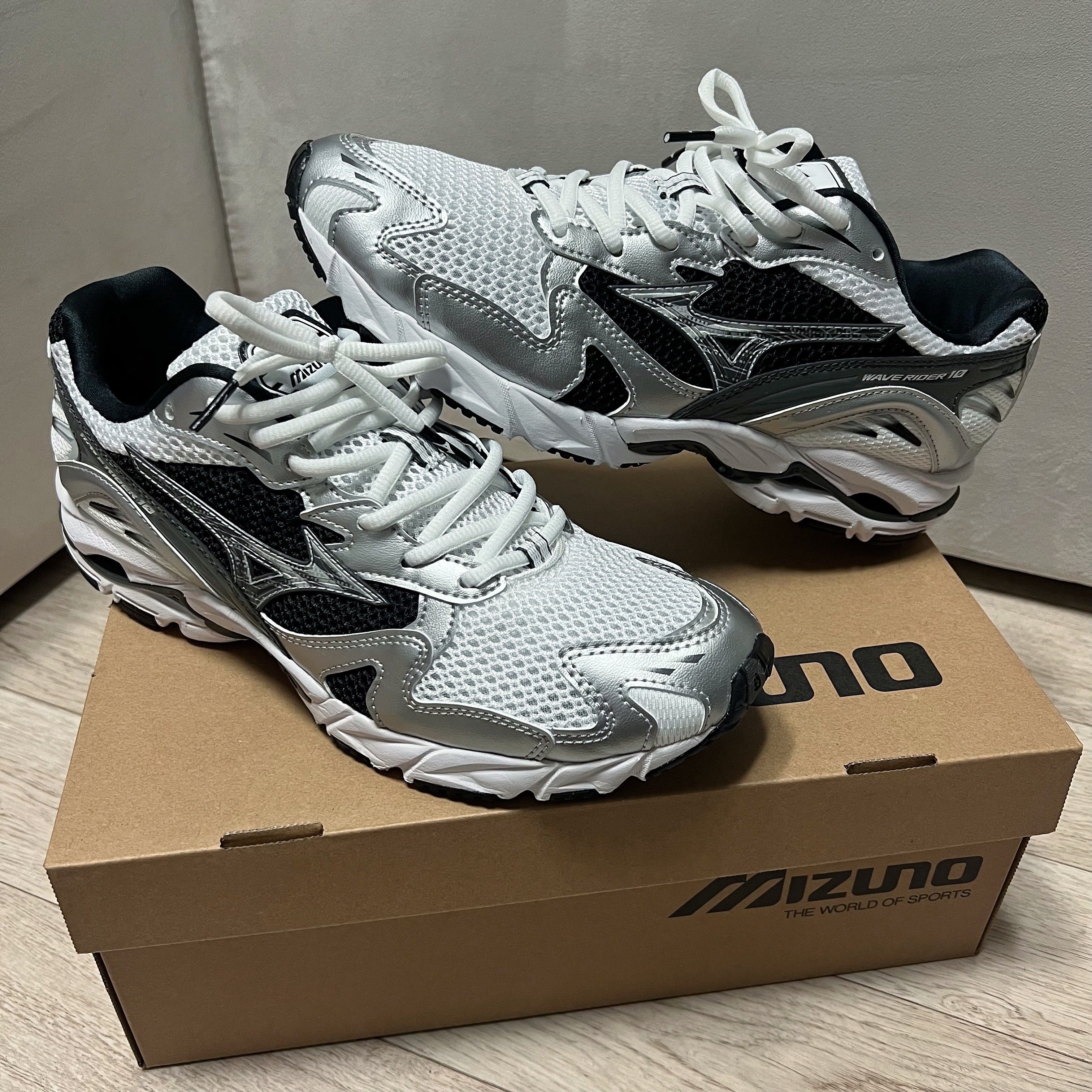 Mizuno Wave Rider 10 White Silver Black 착용 스타일