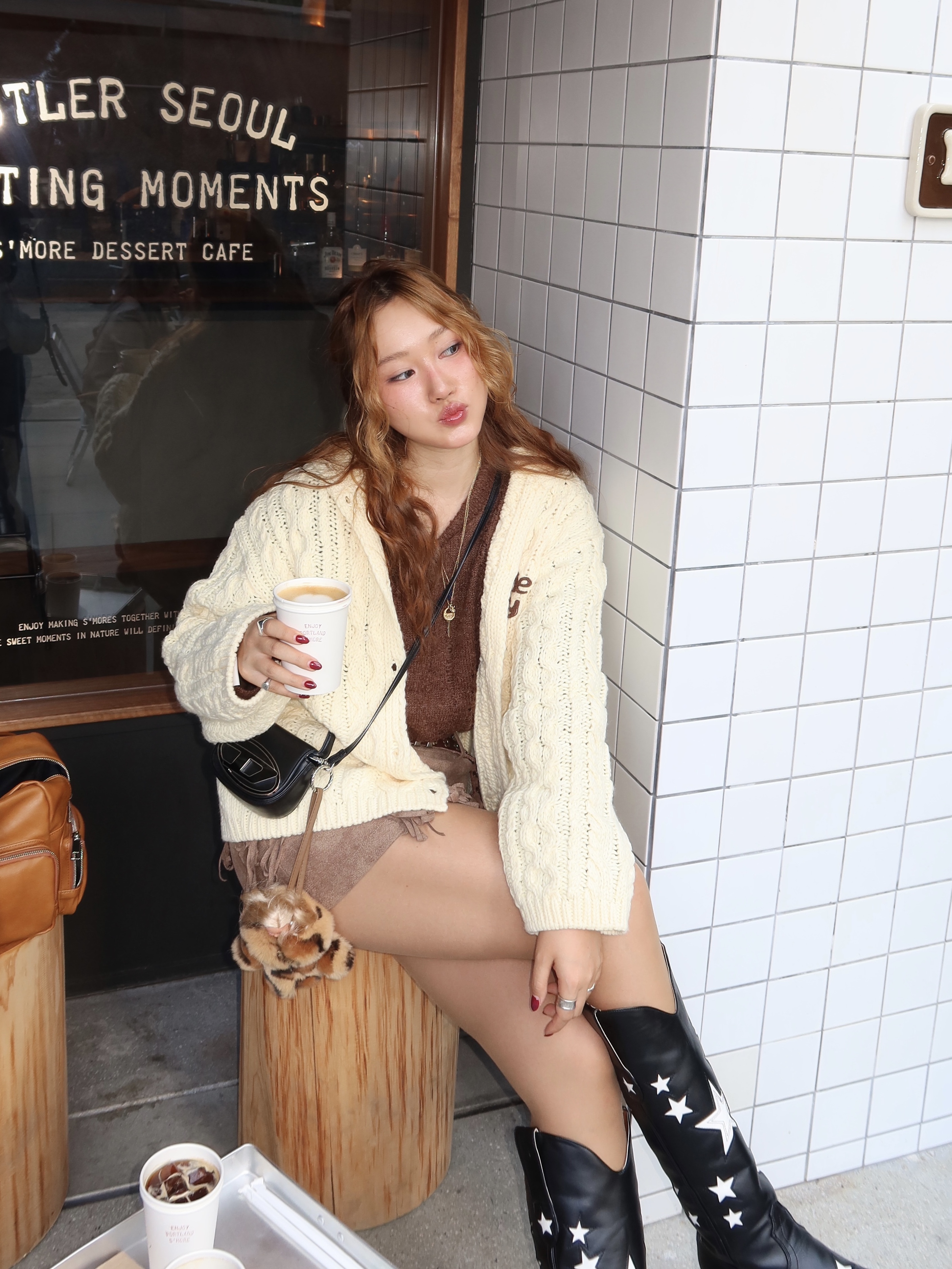 Anoetic Classic Outpocket Shoulder Bag Caramel 착용 스타일 - 3