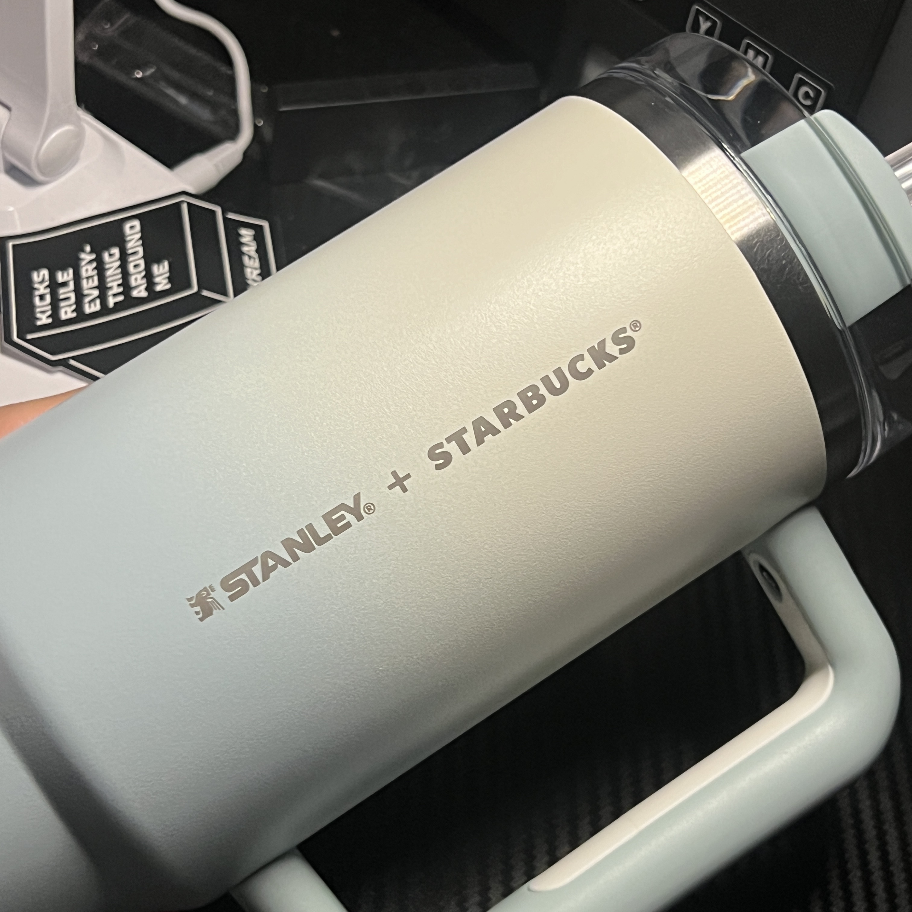 Starbucks SS Holiday Friends Quencher Tumbler 887ml 착용 스타일