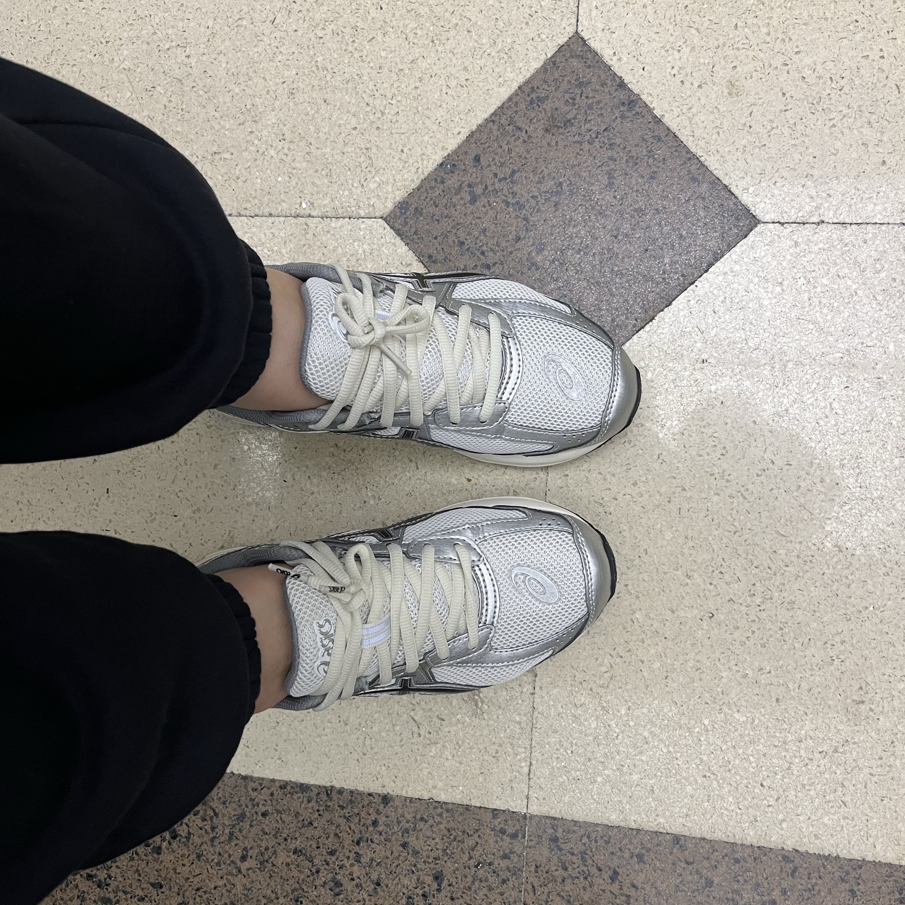 Asics Jog 100 S White Black - 2E Wide 착용 스타일