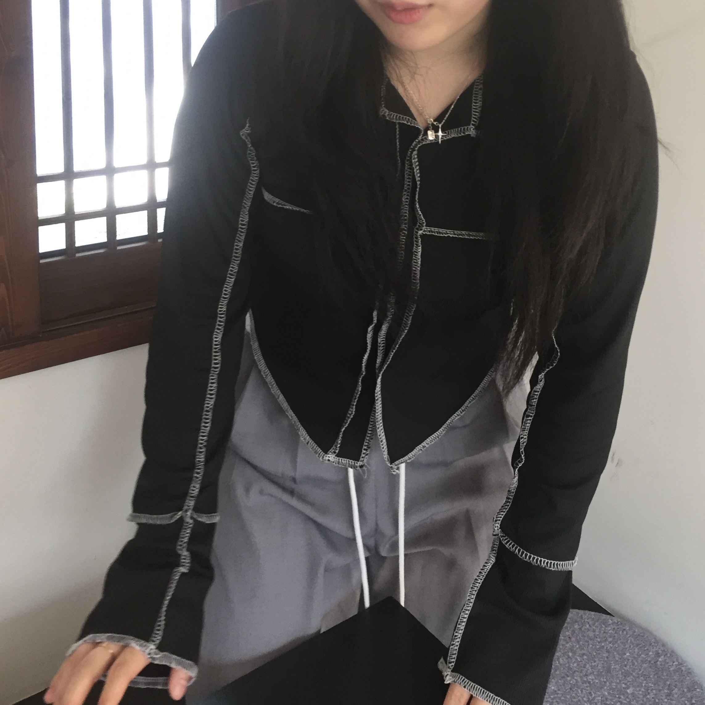 (W) Matin Kim Logo Coating Jumper Black 착용 스타일 - 3
