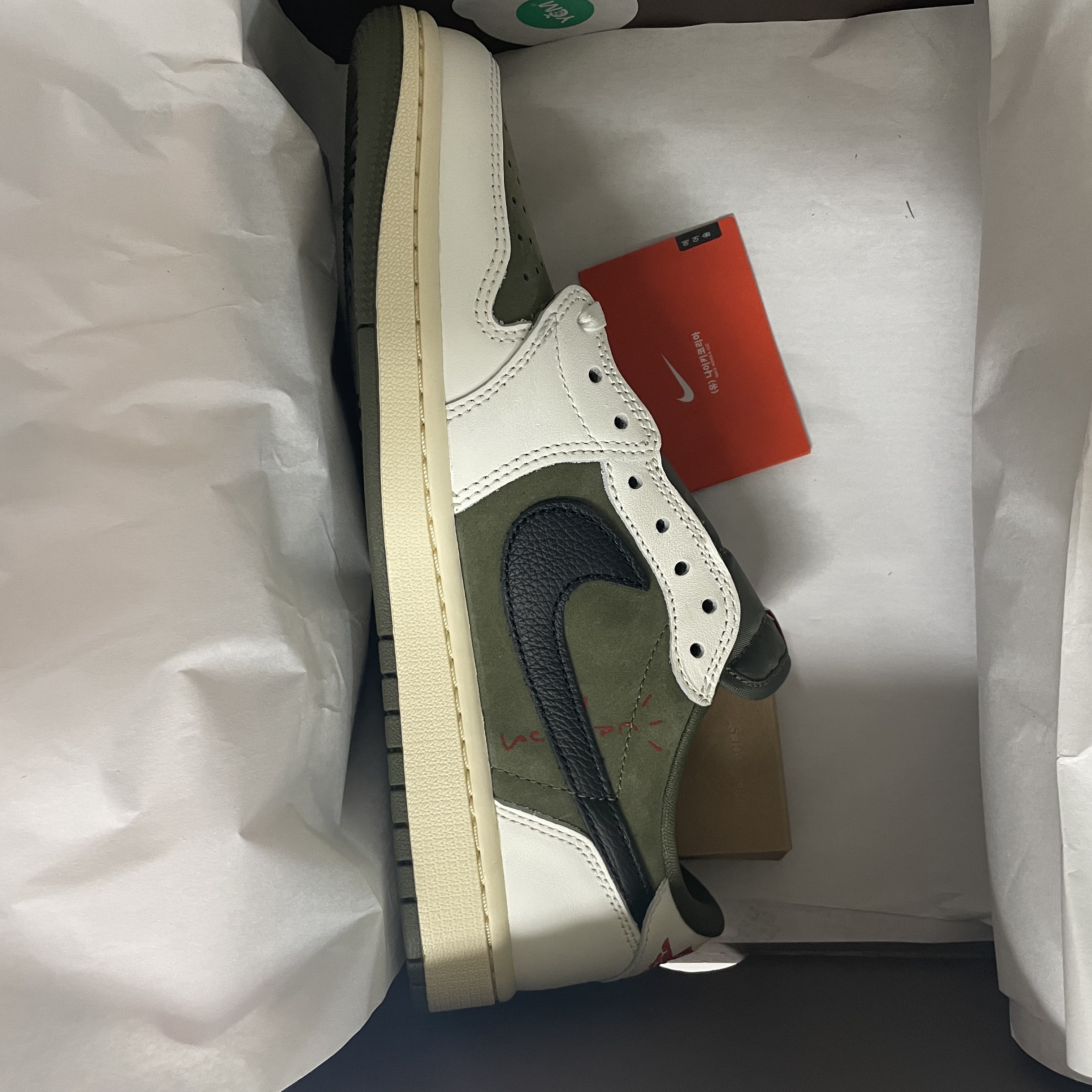 Jordan 1 x Travis Scott Retro Low OG SP Reverse Olive 착용 스타일