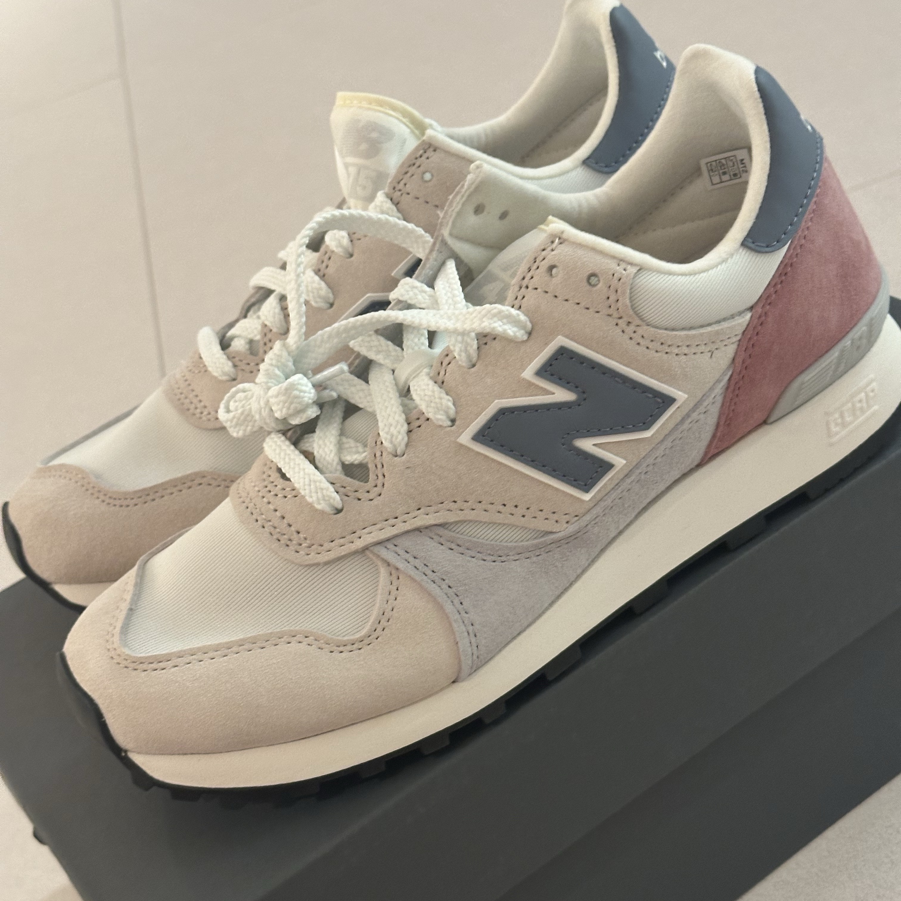 New Balance x END. 475 White Moonbeam 착용 스타일