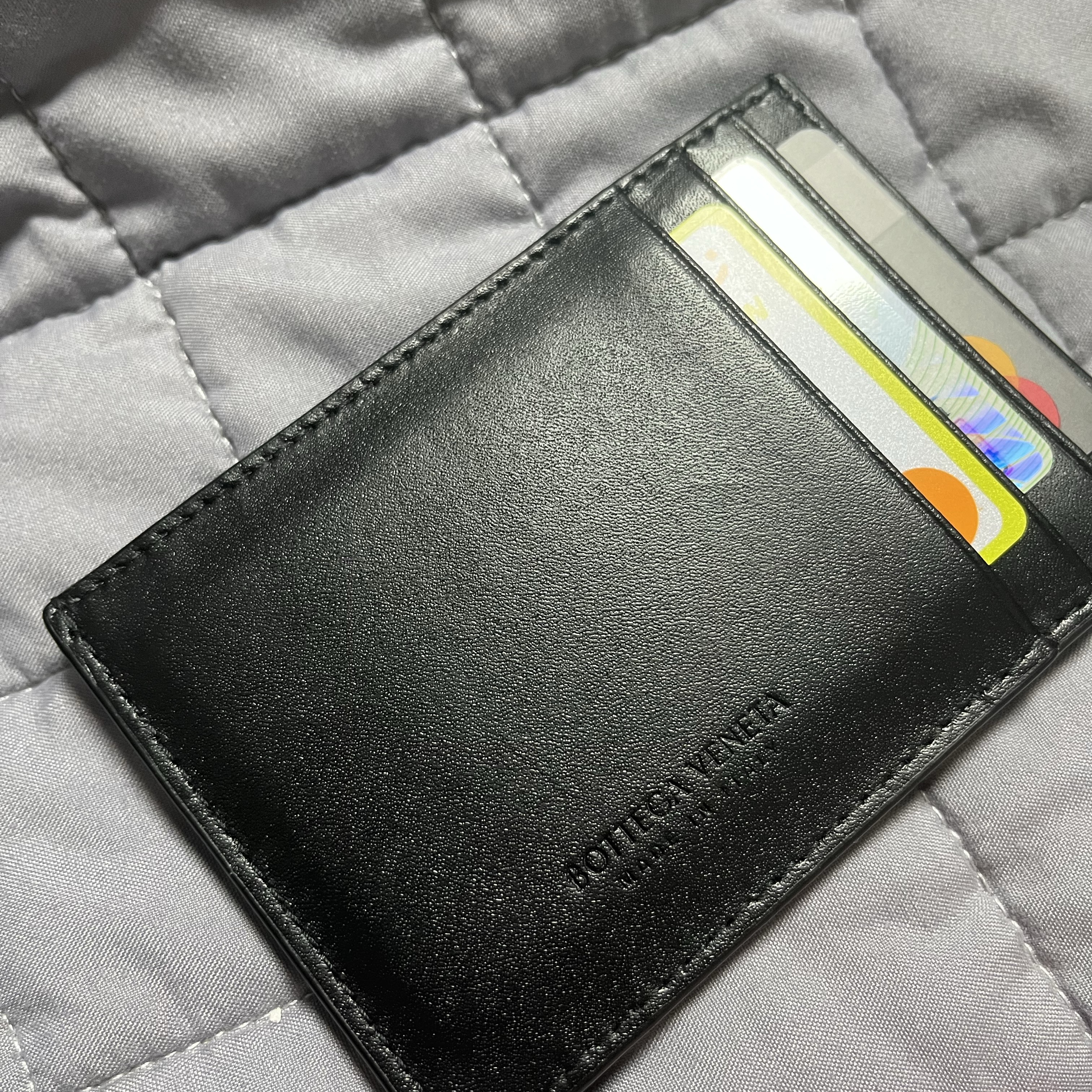 Bottega Veneta Credit Card Case Calfskin Black 착용 스타일 - 2