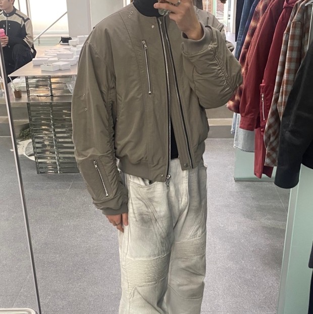 [KREAM 단독] Haleine Roundneck Bomber Khaki Grey 착용 스타일