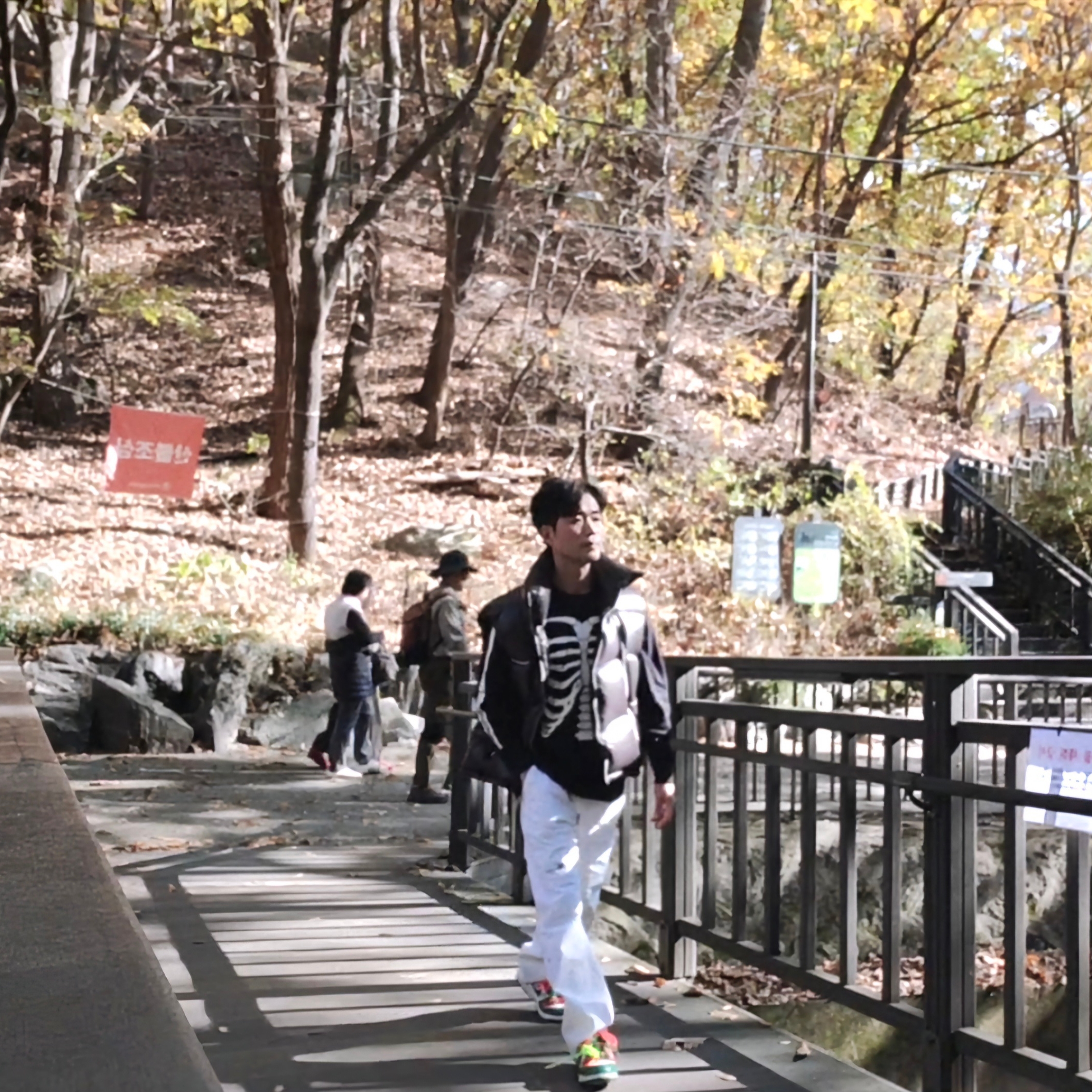 The Museum Visitor KREAM Curved Zipper Puffer Down Vest Glossy Black - 23FW, Nike x Off-White NRG Pants White 착용 스타일 - 1