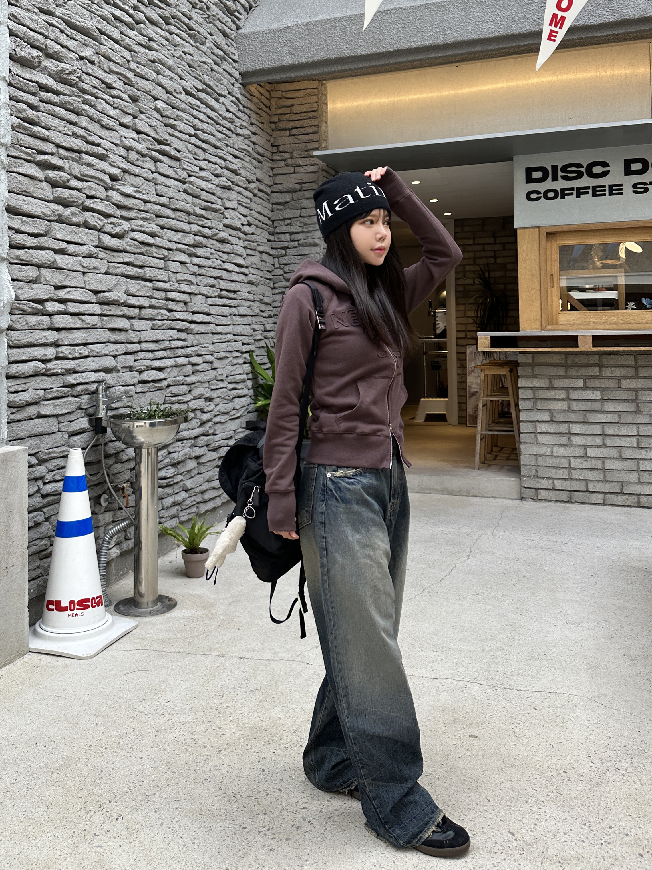 Matin Kim Logo Jacquard Short Beanie Black 착용 스타일 - 4
