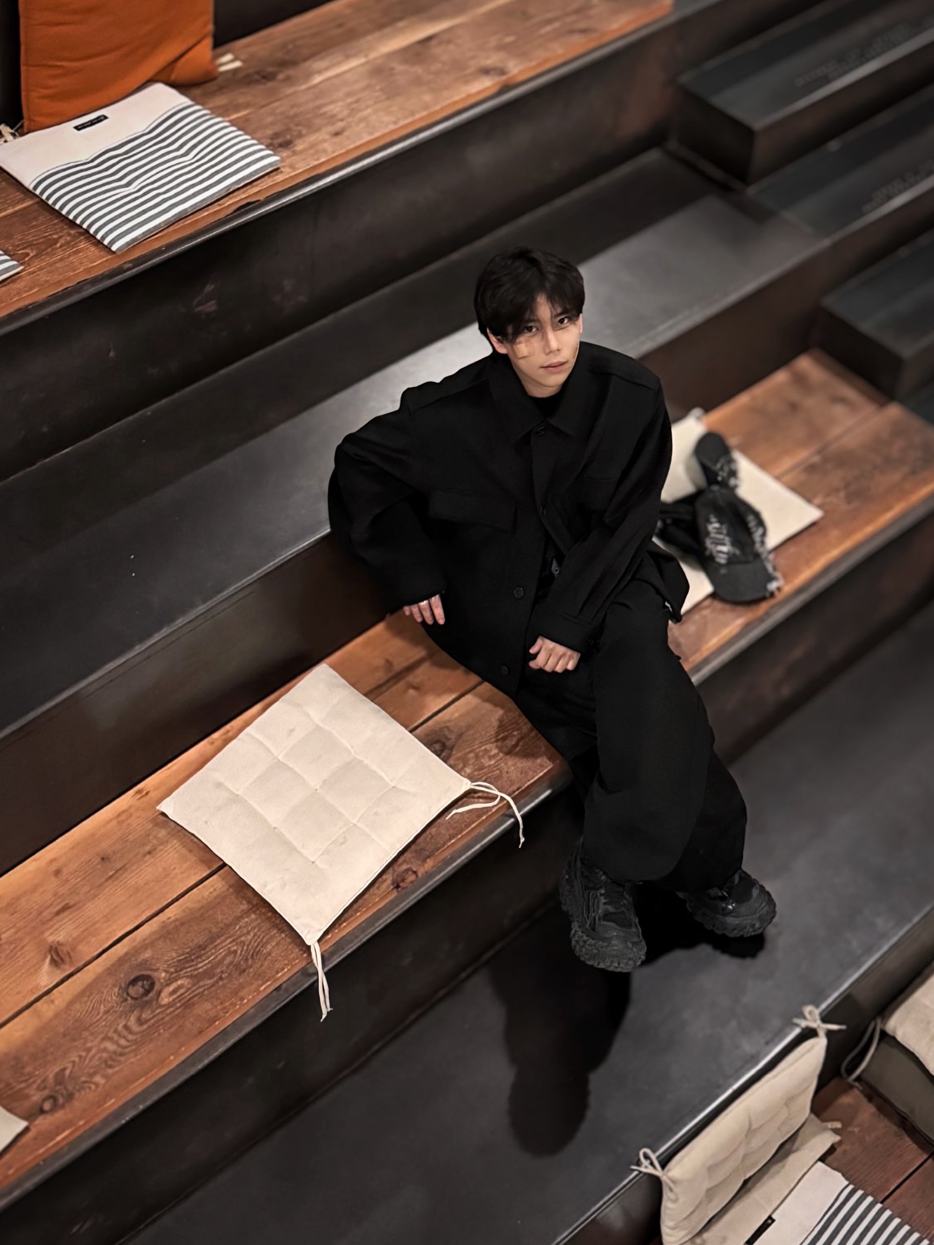 Balenciaga Defender Sneakers Black 착용 스타일 - 1