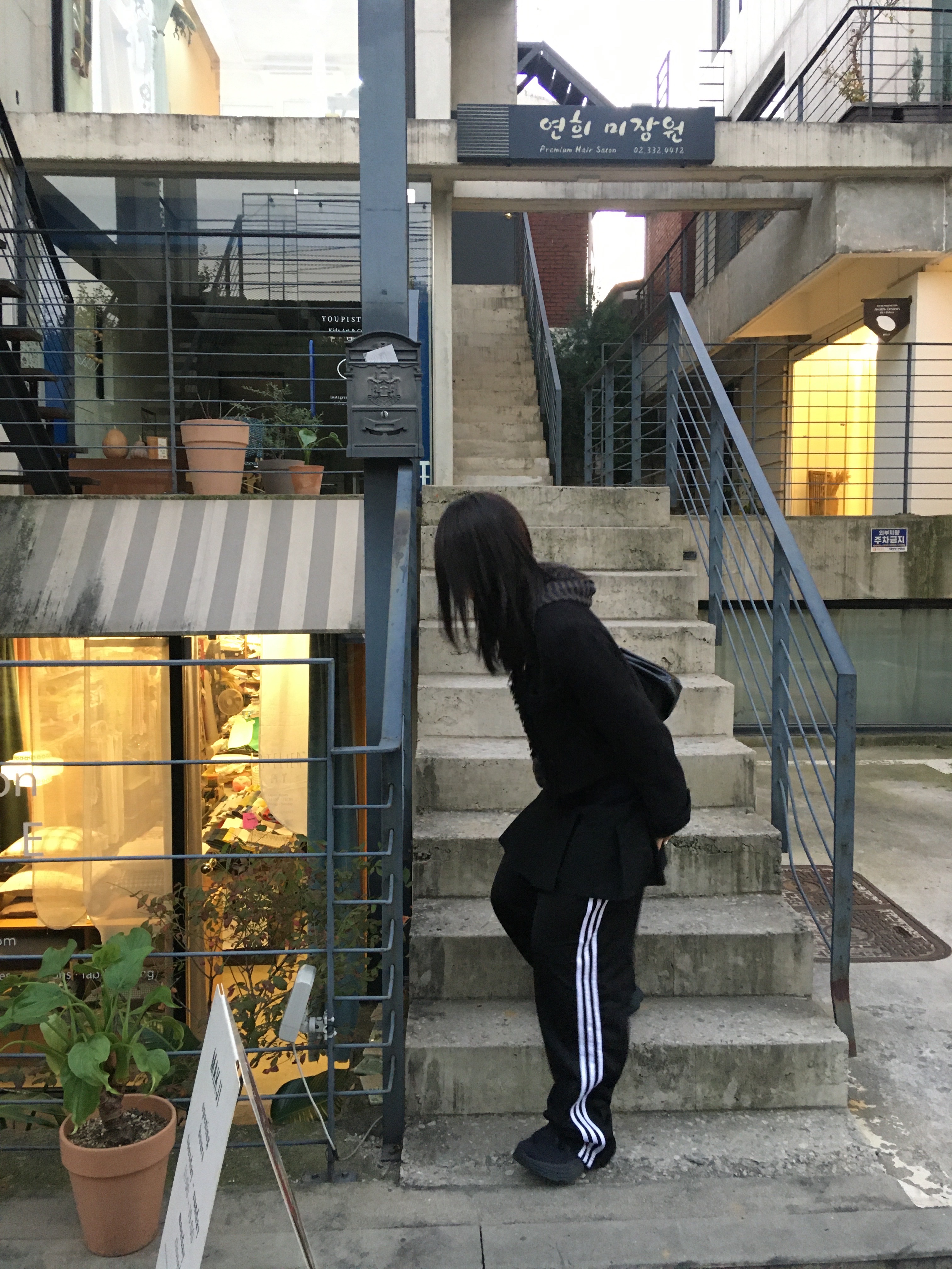 (W) Adidas Originals Firebird Loose Track Pants Black - KR Sizing, Hoka Bondi 8 Black - Wide 착용 스타일 - 3