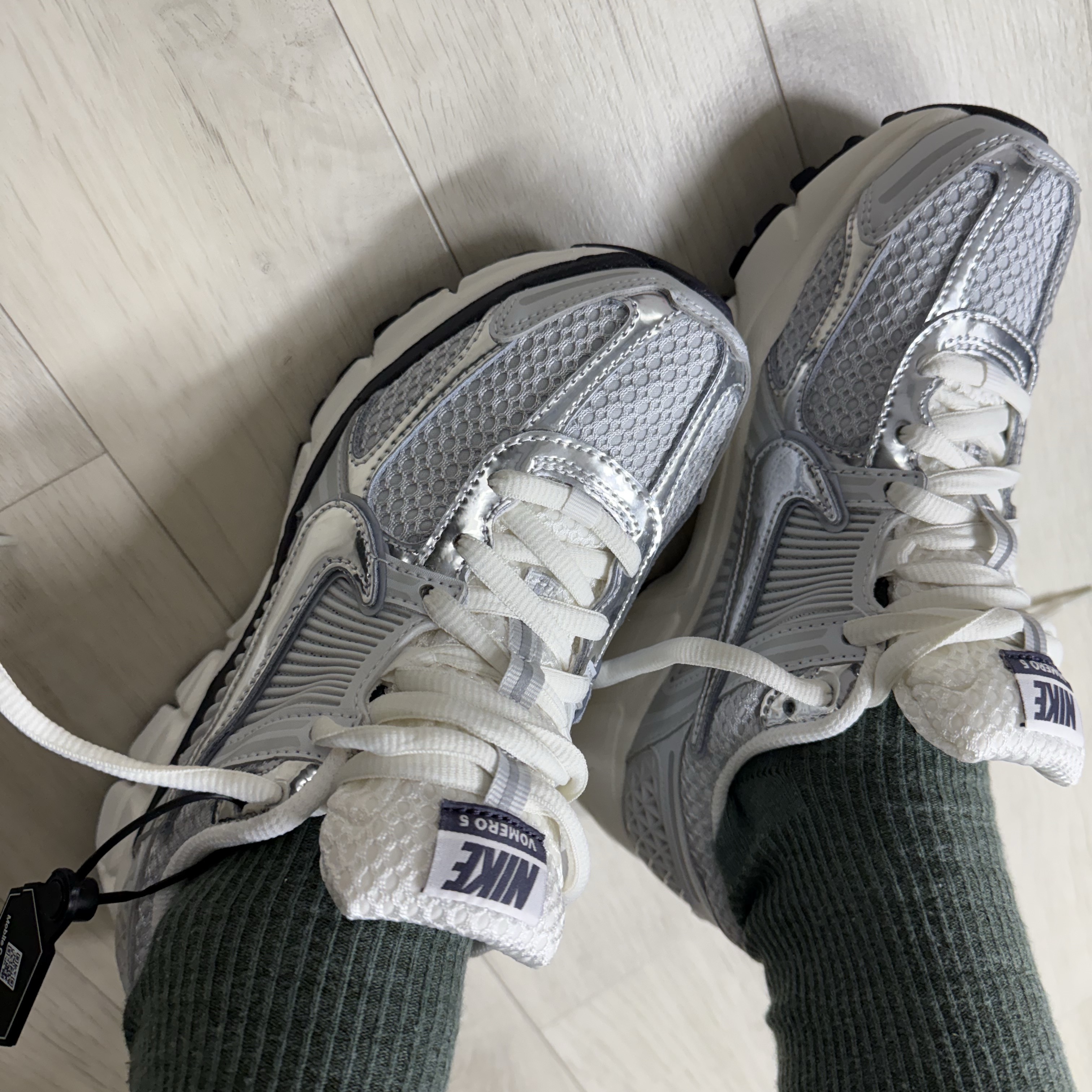 (W) Nike Zoom Vomero 5 Photon Dust and Metallic Silver 착용 스타일