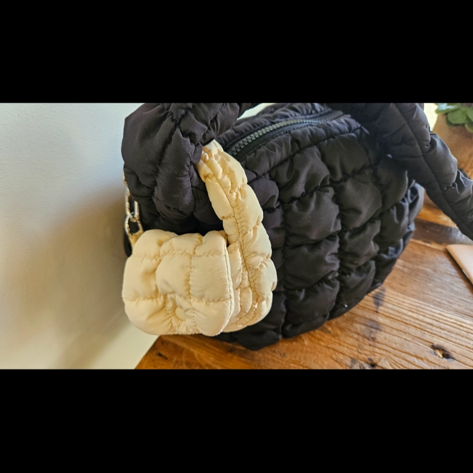 COS Quilted Messenger Bag Black 착용 스타일 - 4