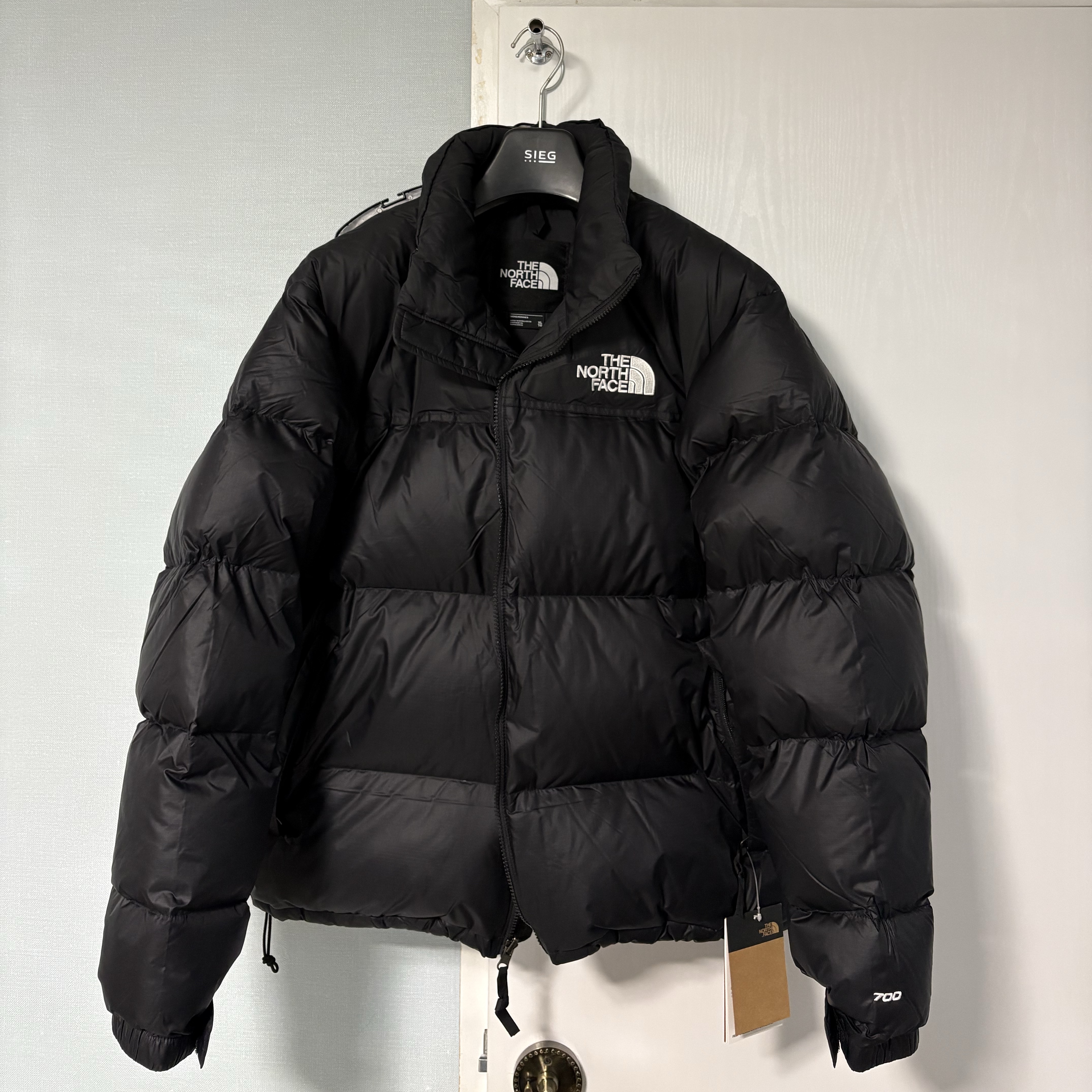 The North Face 1996 Retro Nuptse Down Jacket TNF Black, Nike NRG Solo Swoosh Woven Track Pants Black White - Asia 착용 스타일 - 2