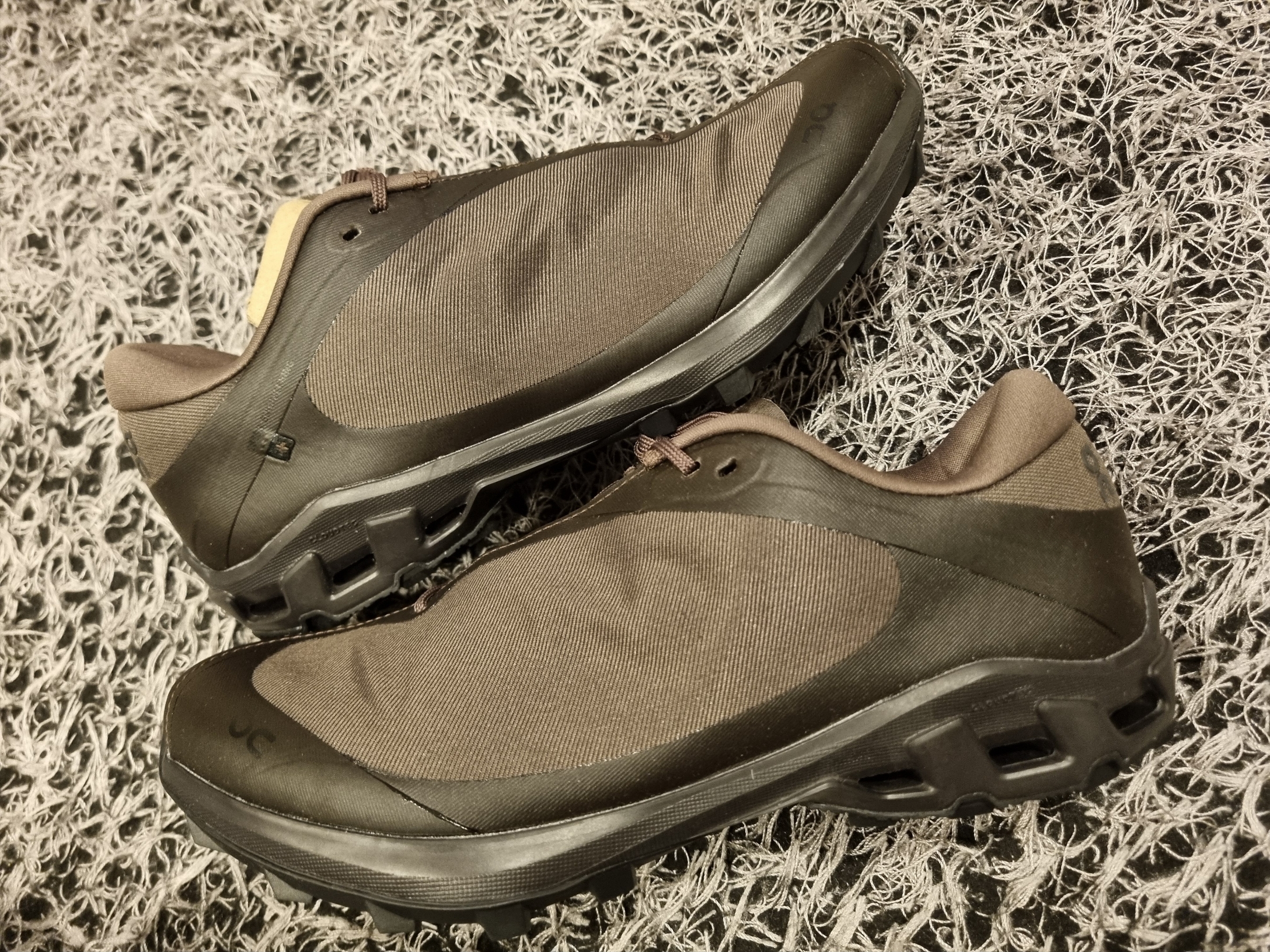 (W) On Running x Post Archive Faction (Paf) Cloudventure Peak Cacao Espresso 착용 스타일 - 3