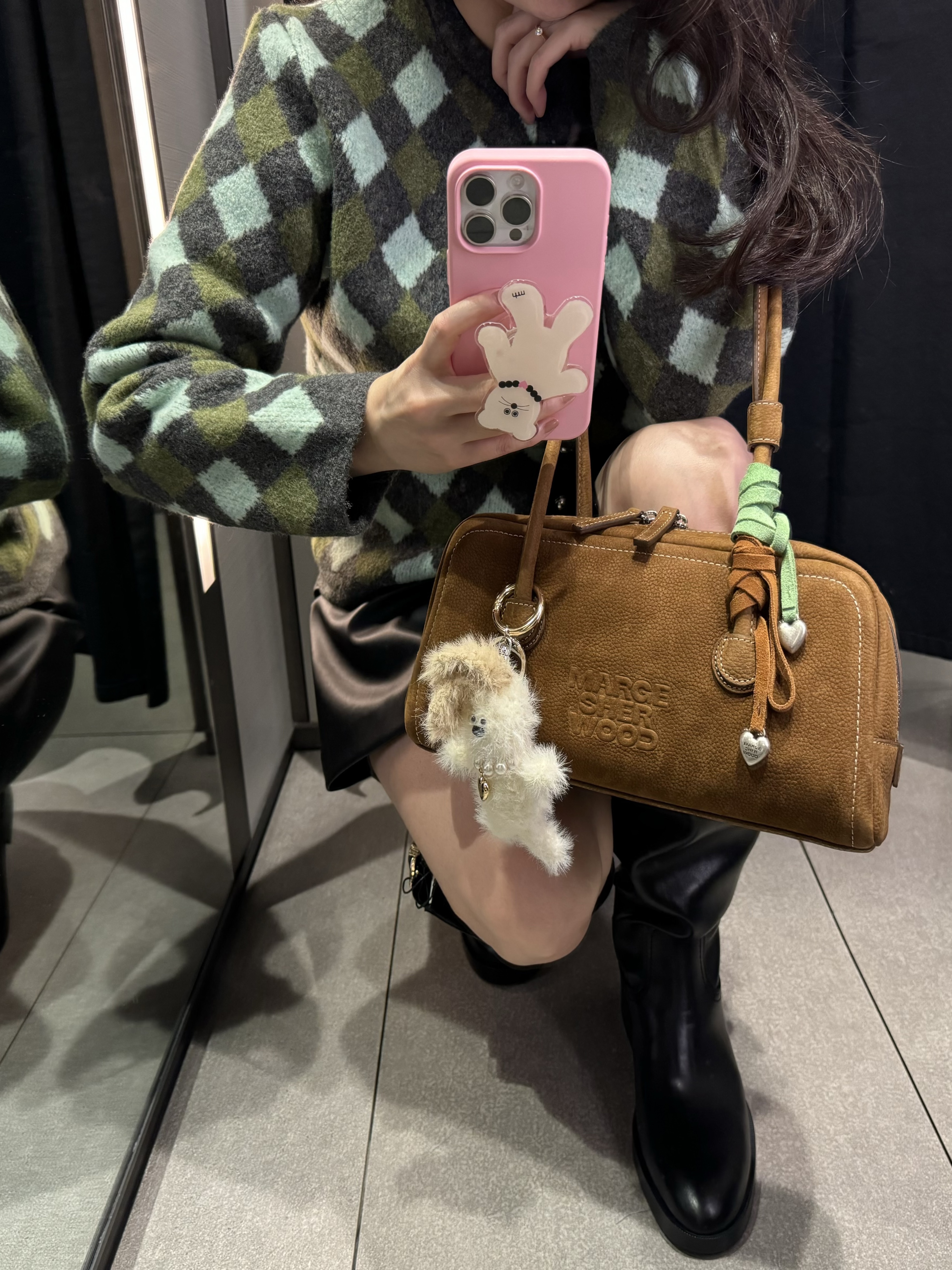 Margesherwood Soft Baguette Bag Chestnut Nubuck, Margesherwood Wood Baby Keyring White 착용 스타일 - 1