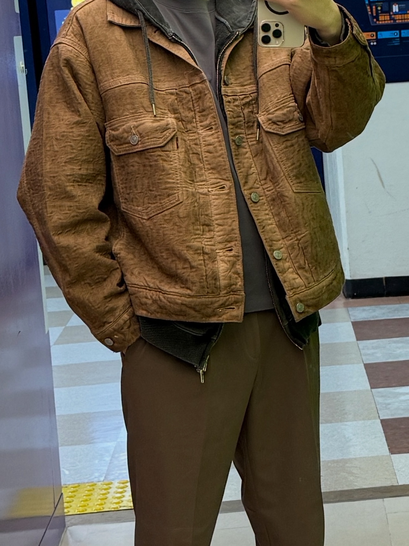 Stussy x Levi's Jacquard Trucker Jacket Brown, Apple iPhone 16 Pro Max 256GB Desert Titanium (Korean Ver.) 착용 스타일