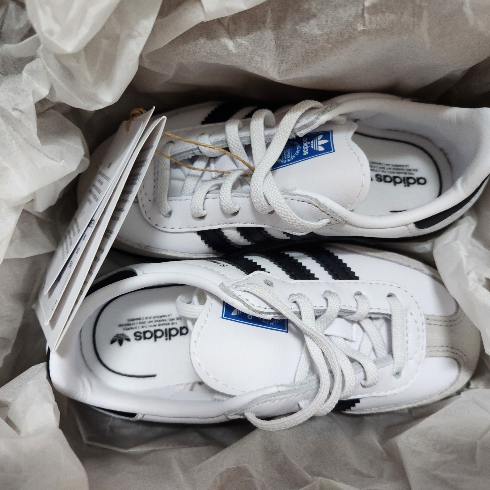 (Infant) Adidas Samba OG Cloud White Core Black 착용 스타일 - 2