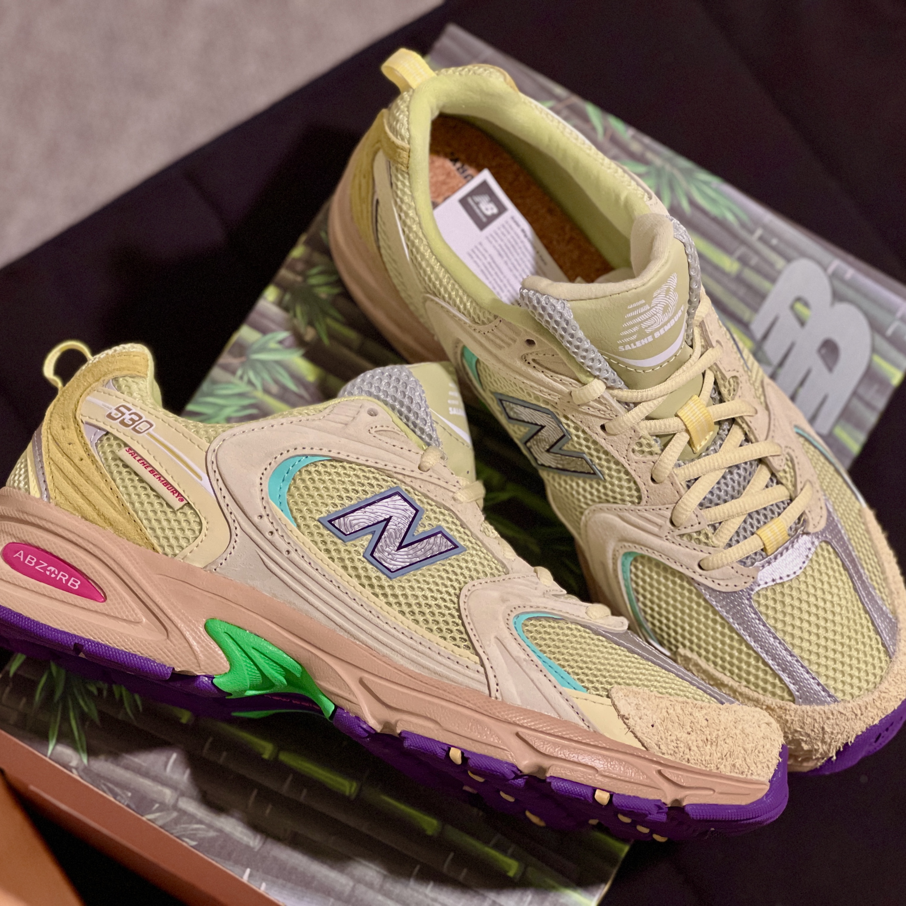 New Balance x Salehe Bembury 530 Dusty Yellow Celery Green 착용 스타일 - 3